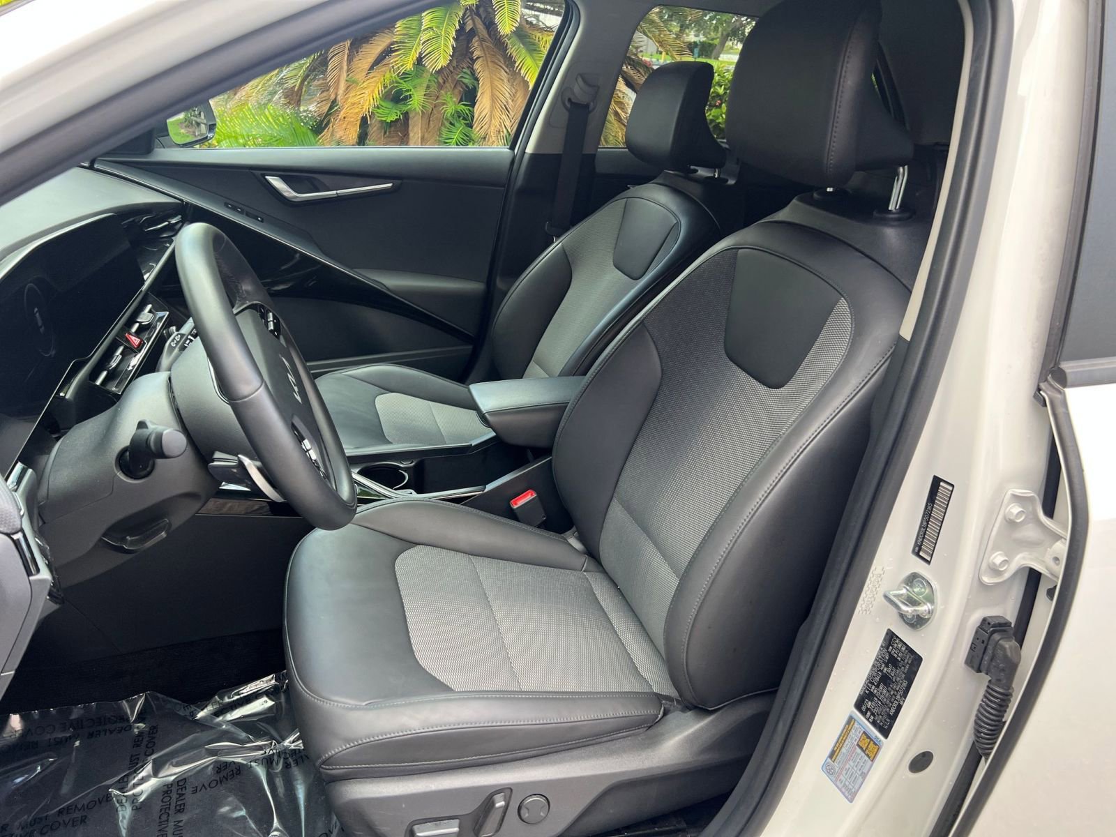 Thumbnail: 2023 Kia Niro - 24