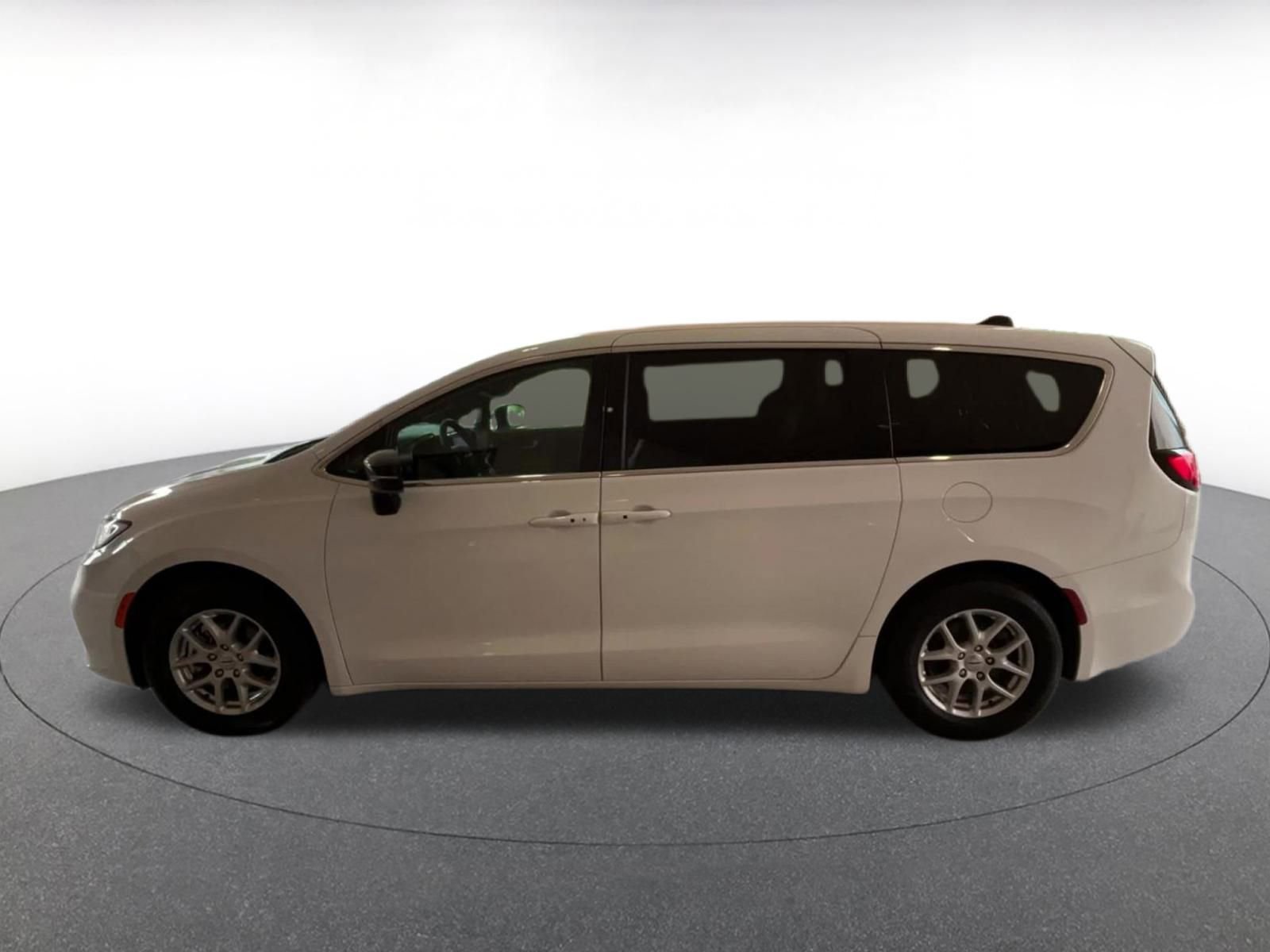 Thumbnail: 2025 Chrysler Pacifica - 9