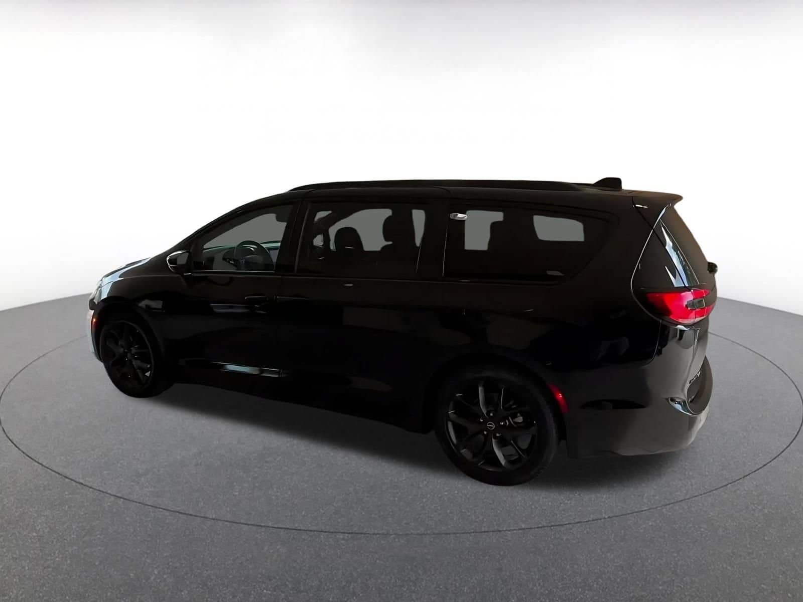 Thumbnail: 2025 Chrysler Pacifica - 9