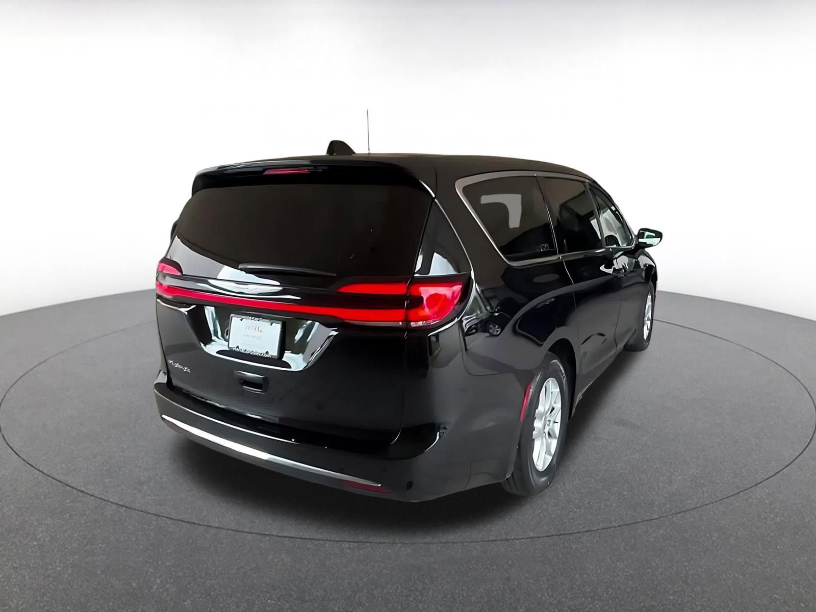 Thumbnail: 2024 Chrysler Pacifica - 14