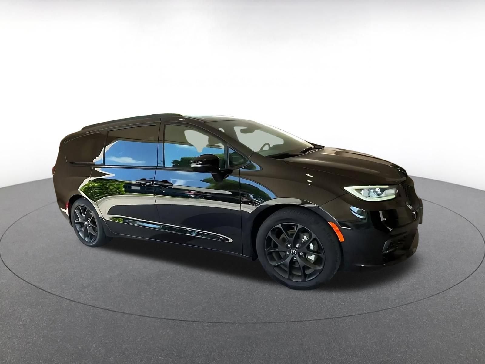 Thumbnail: 2025 Chrysler Pacifica - 2