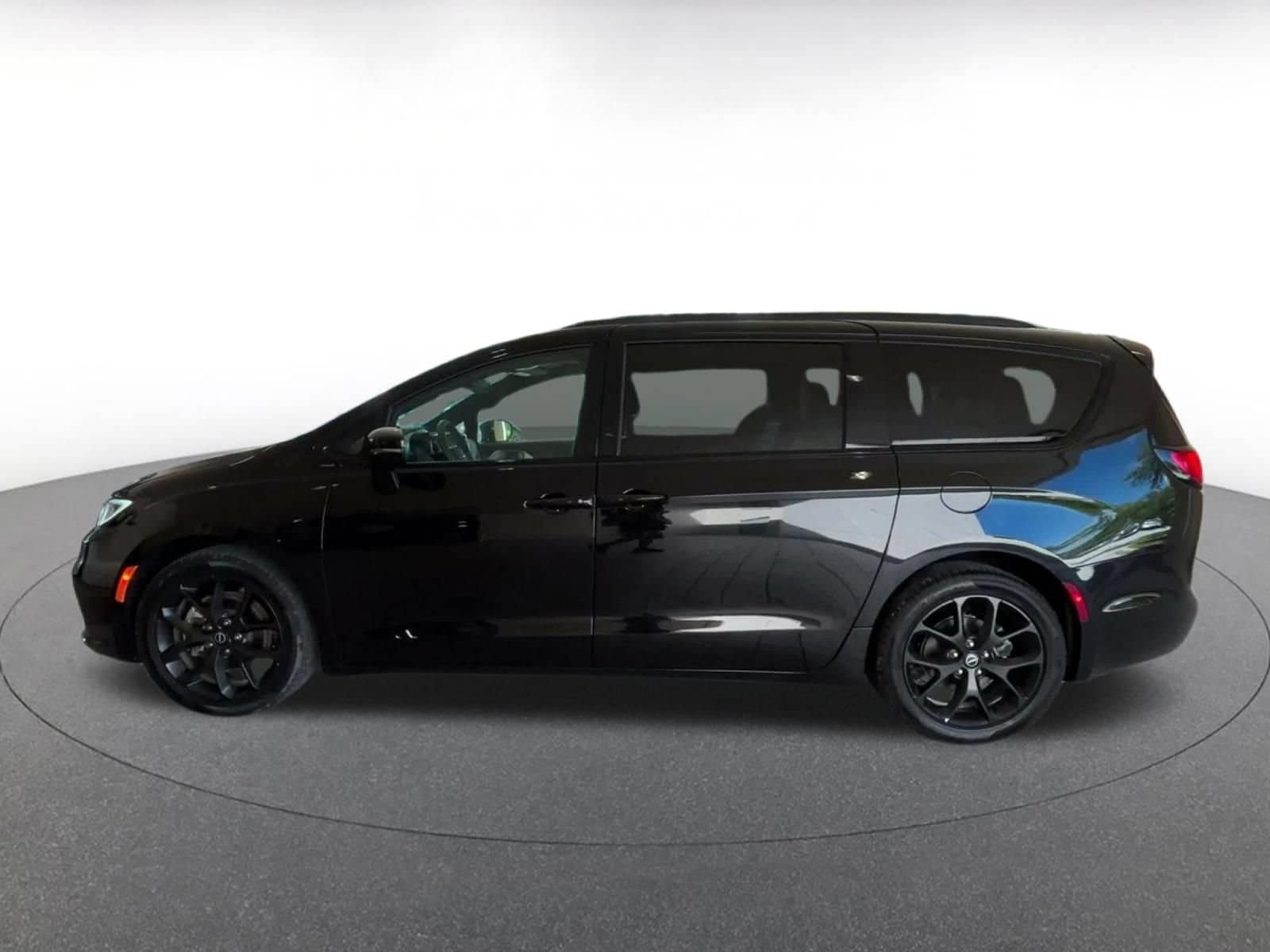 Thumbnail: 2025 Chrysler Pacifica - 6