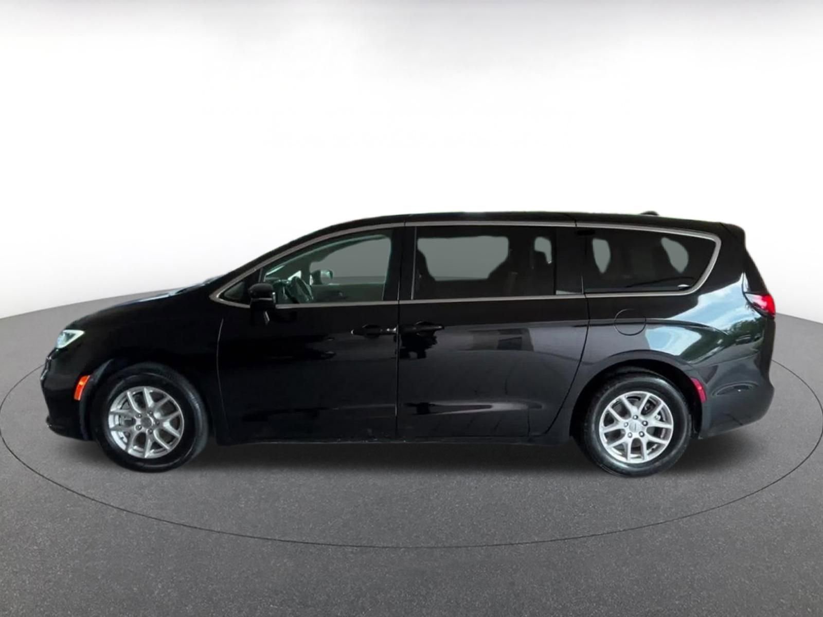 Thumbnail: 2024 Chrysler Pacifica - 8
