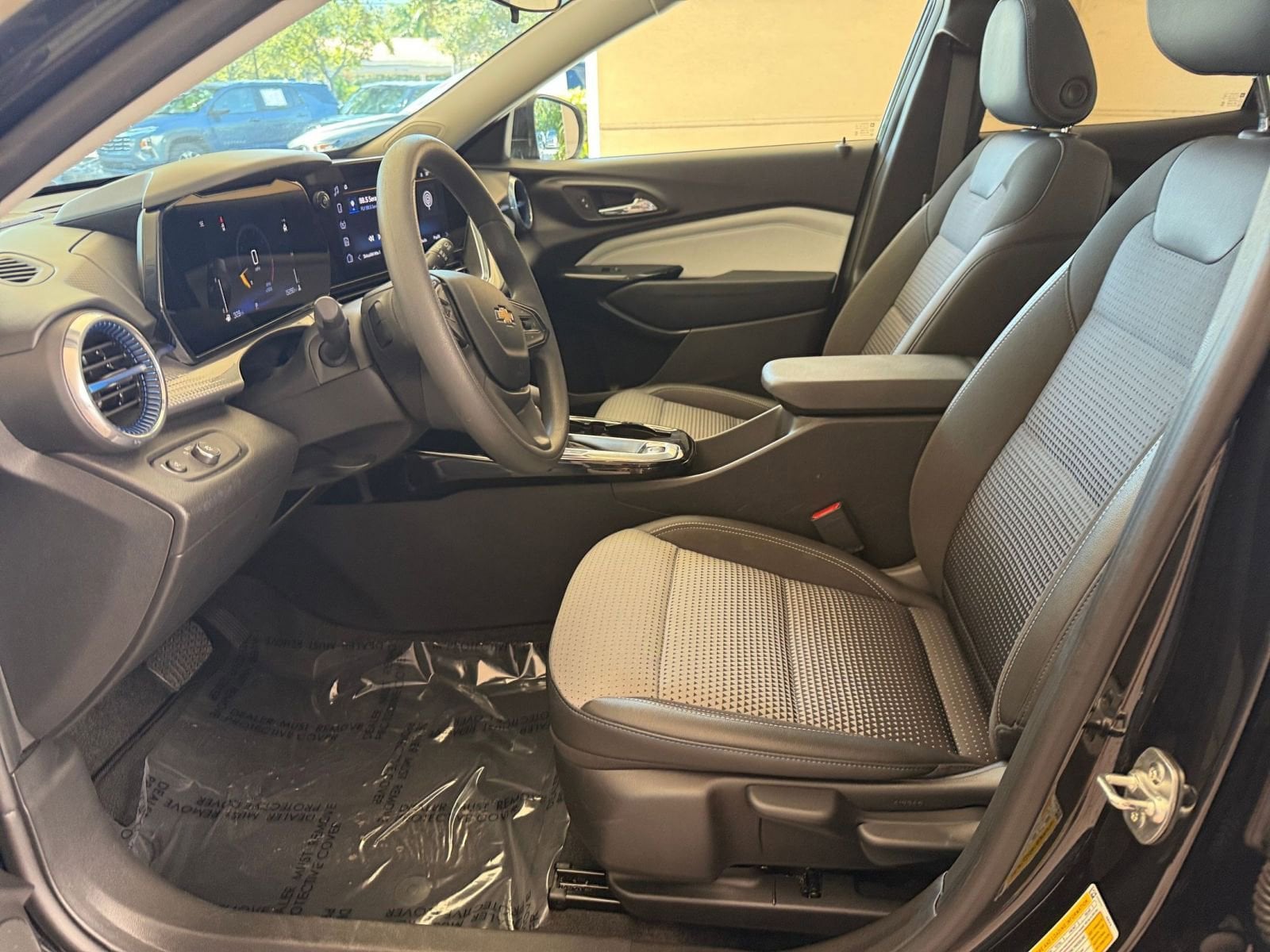 Thumbnail: 2025 Chevrolet Trax - 32