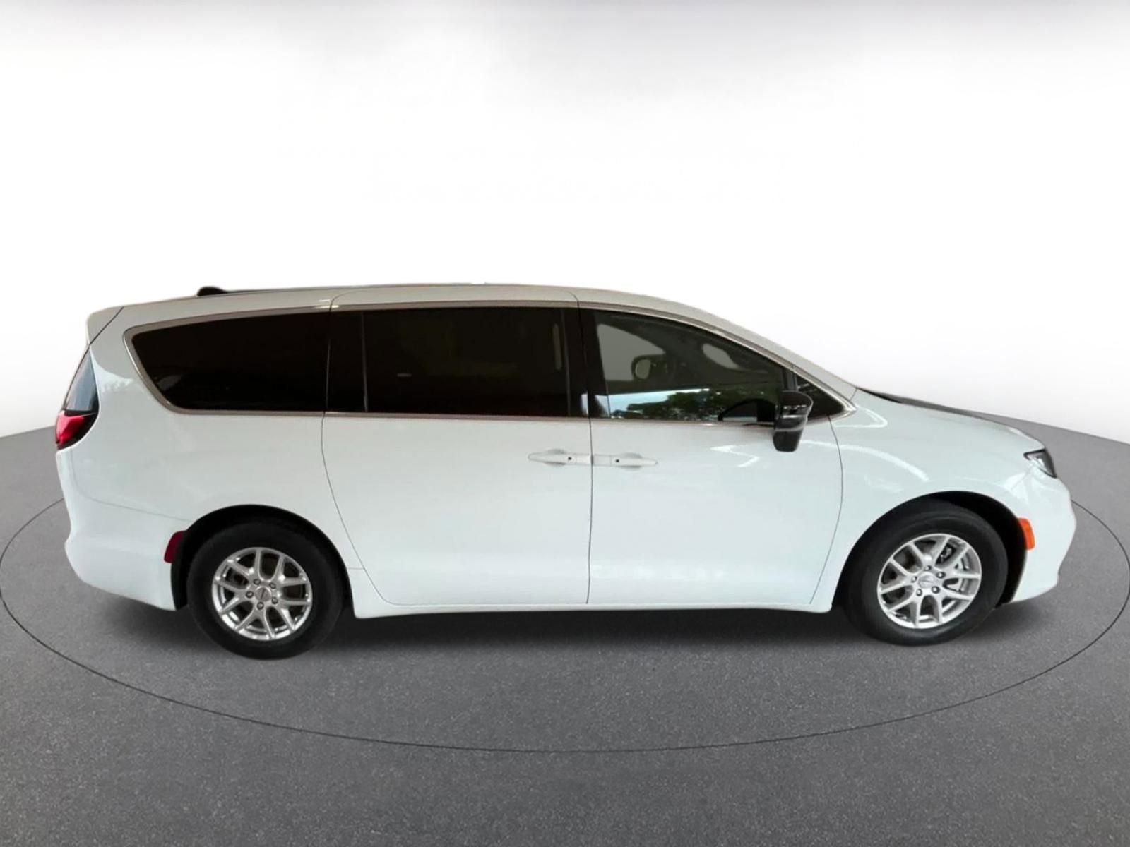 Thumbnail: 2025 Chrysler Pacifica - 16