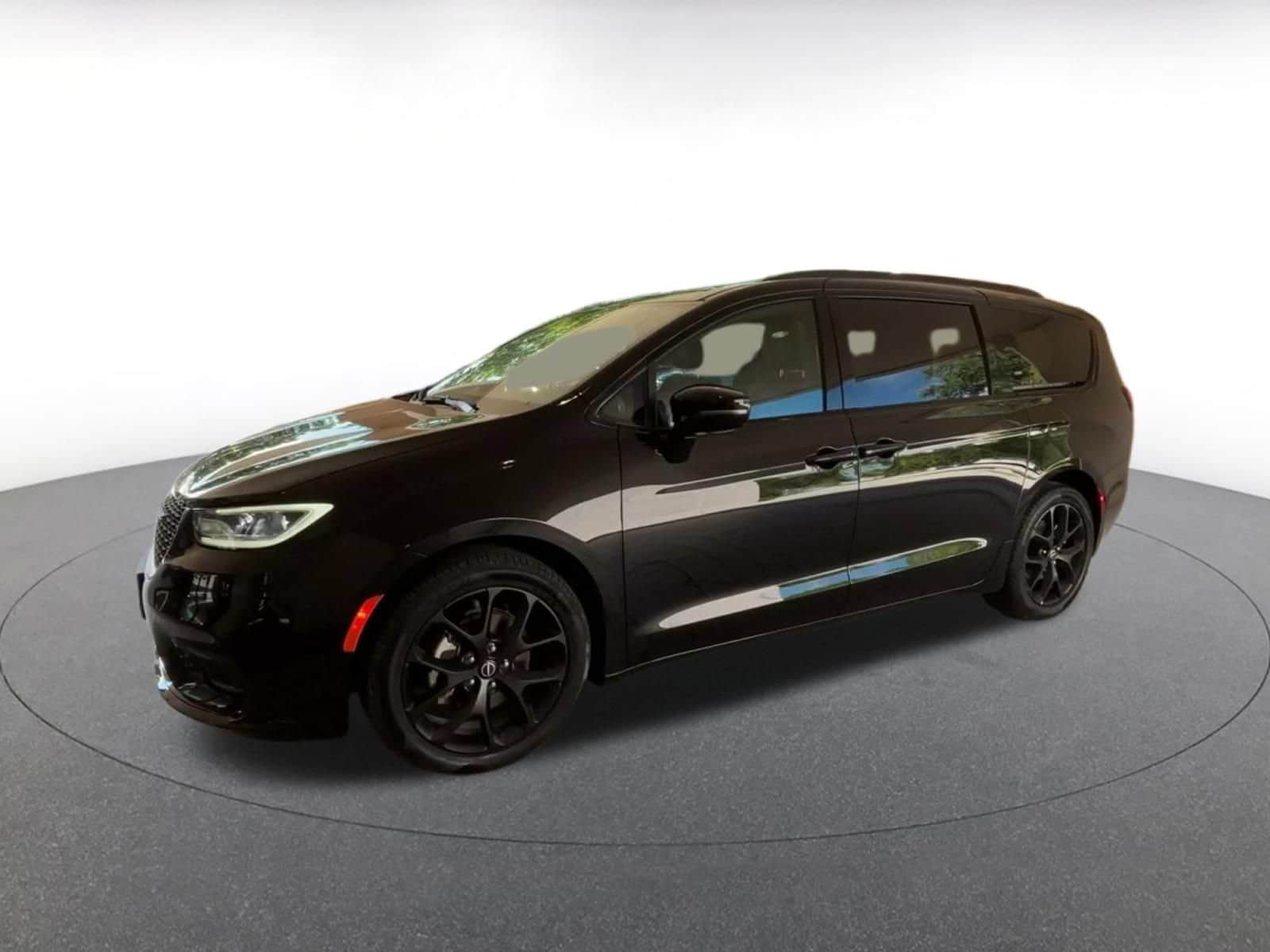 Thumbnail: 2025 Chrysler Pacifica - 4