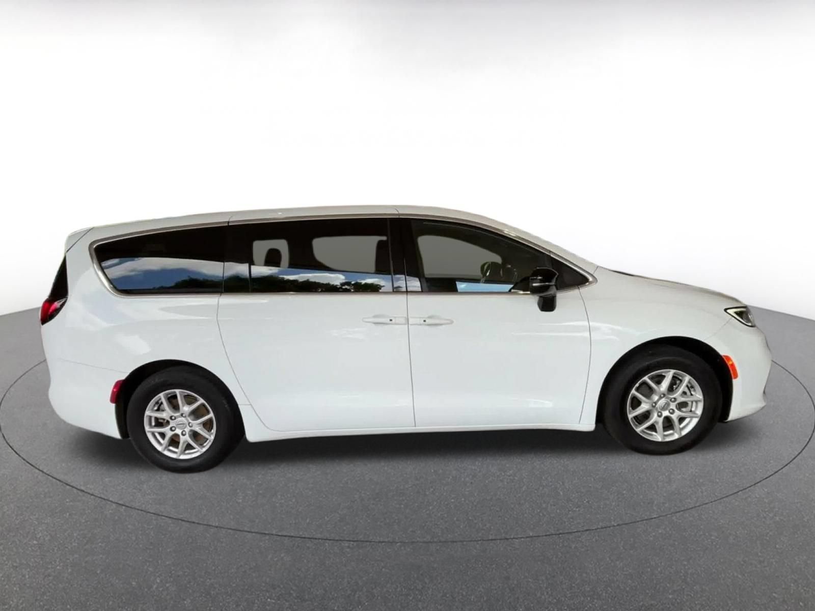 Thumbnail: 2025 Chrysler Pacifica - 15