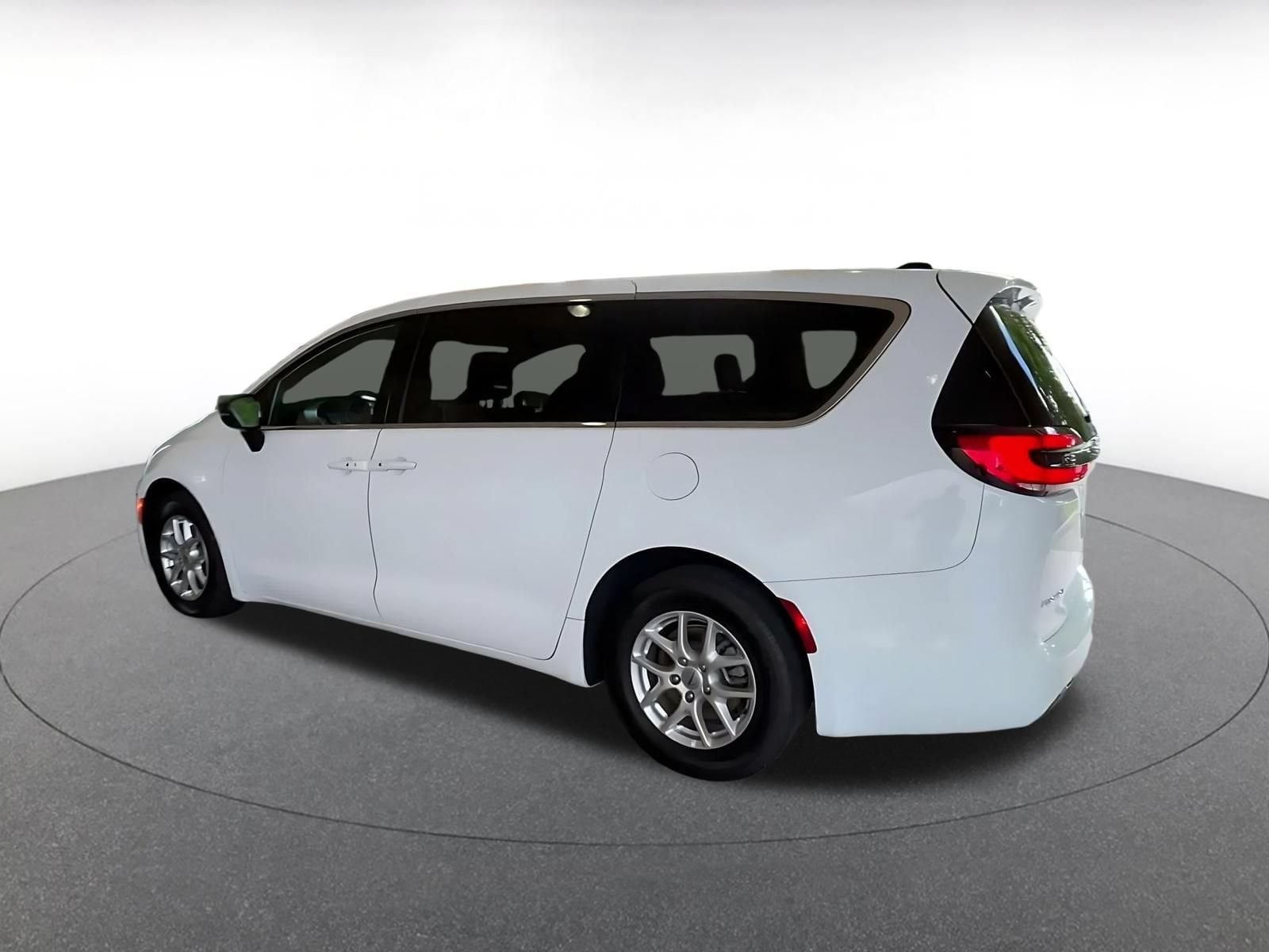 Thumbnail: 2025 Chrysler Pacifica - 9