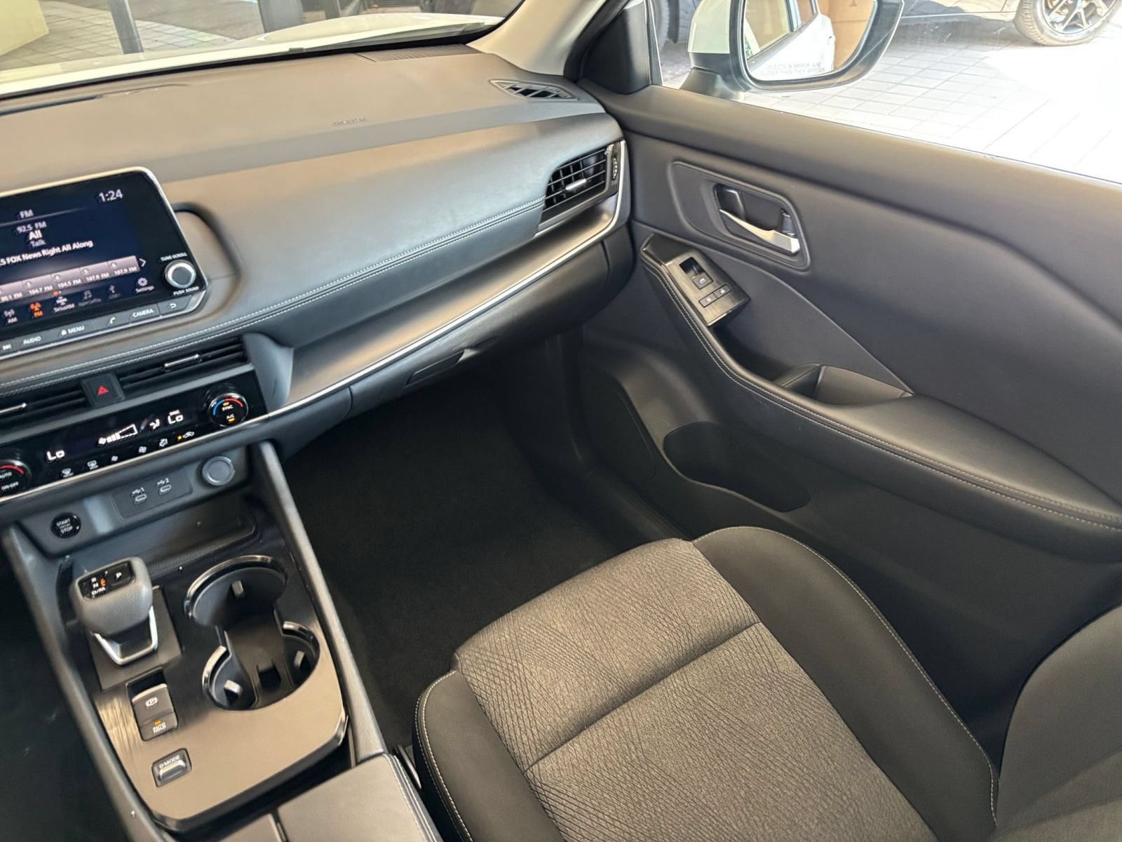 2025 Nissan Rogue SV - Photo 36