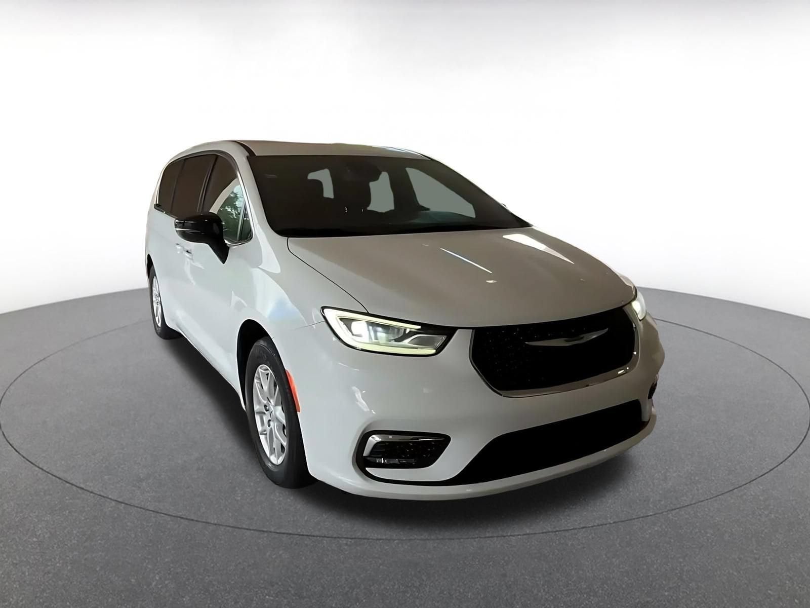 Thumbnail: 2025 Chrysler Pacifica - 3