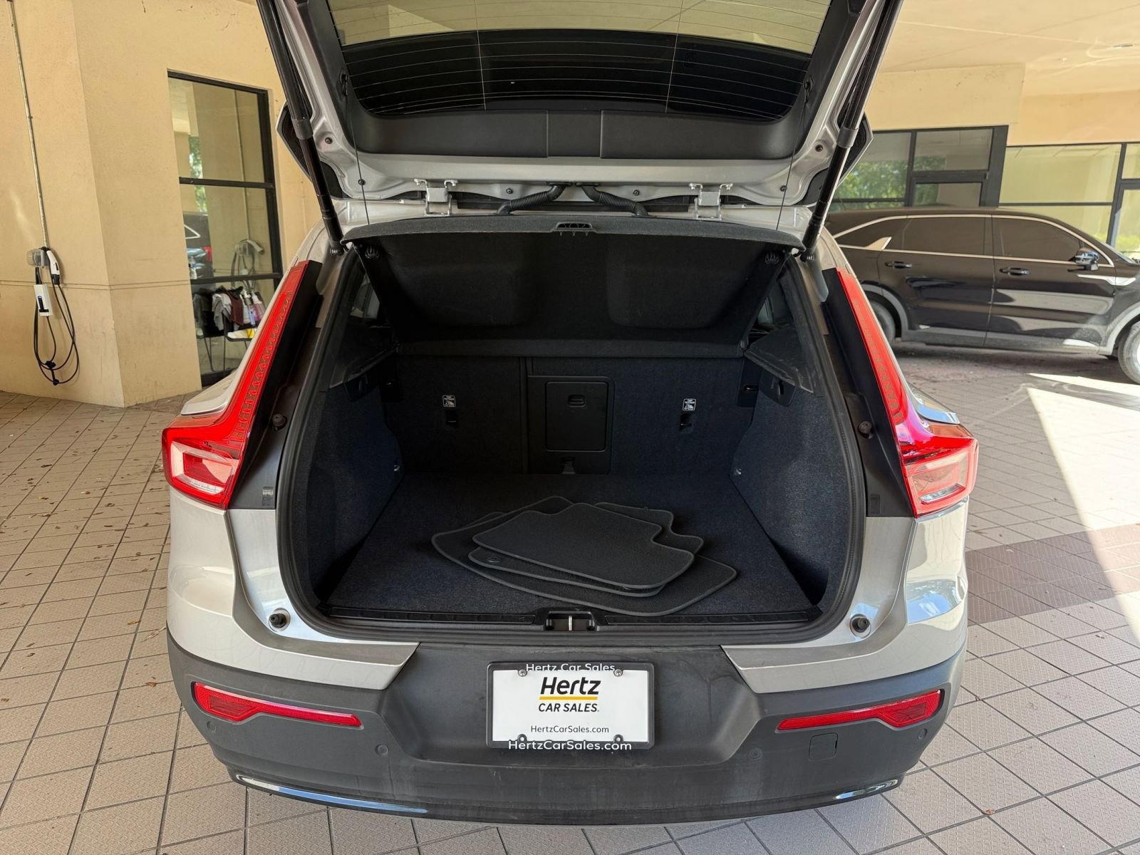 Thumbnail: 2024 Volvo XC40 - 24