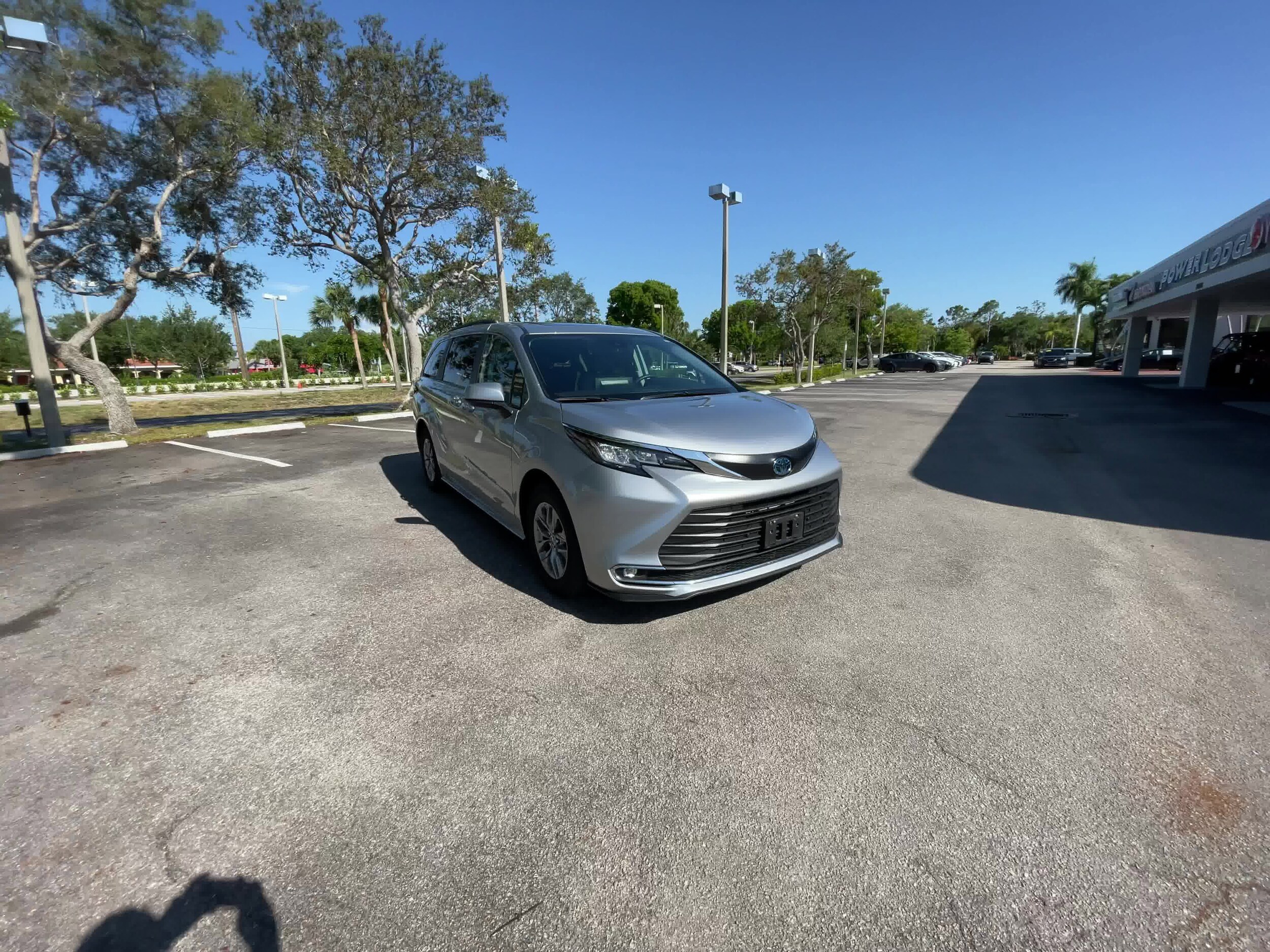 2023 Toyota Sienna XLE 3