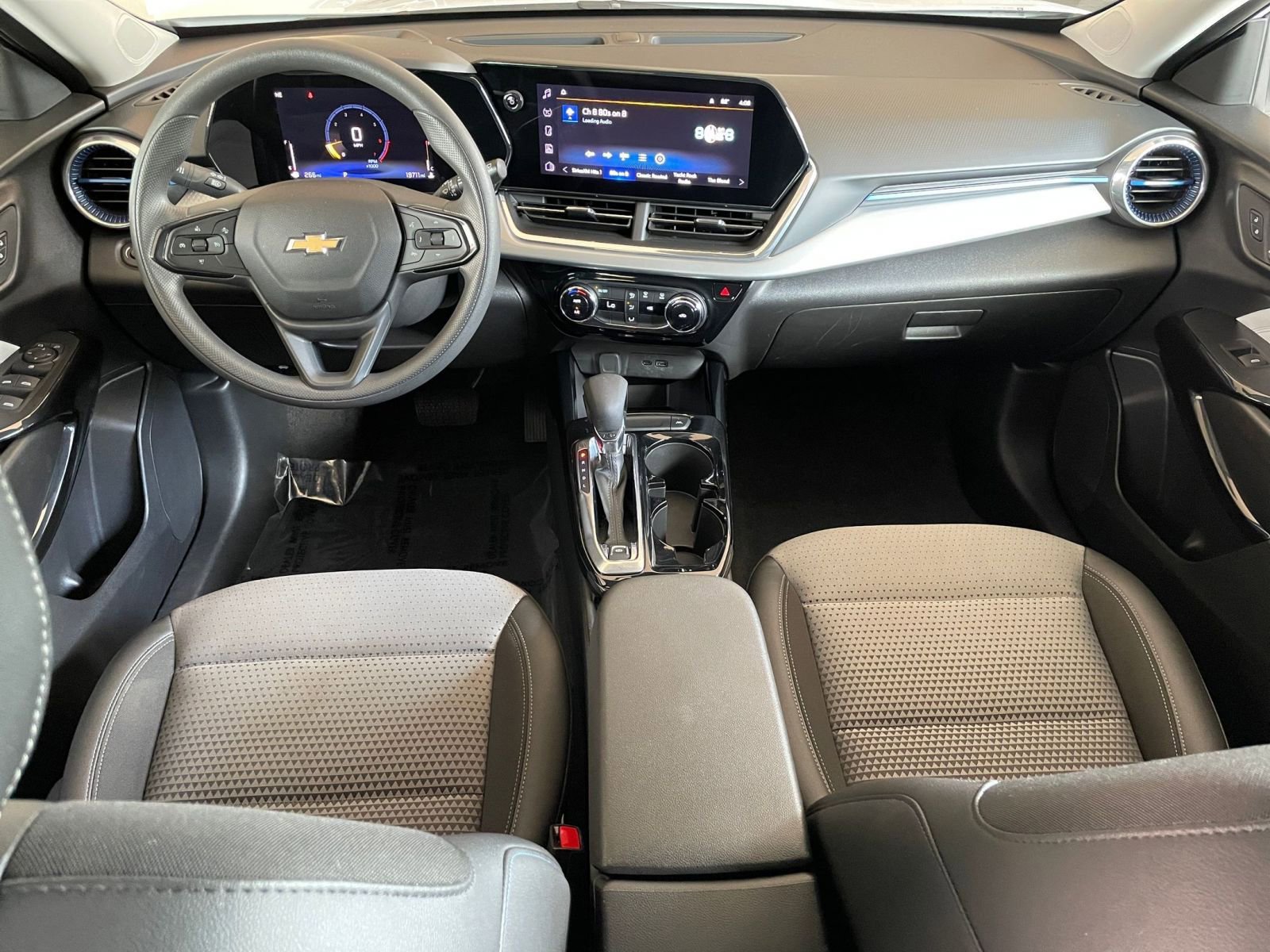 Thumbnail: 2025 Chevrolet Trax - 32