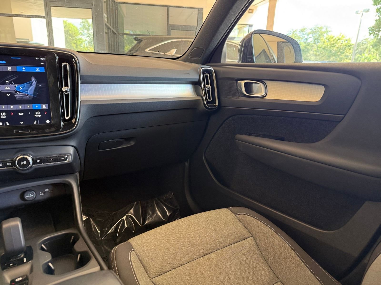 Thumbnail: 2024 Volvo XC40 - 29