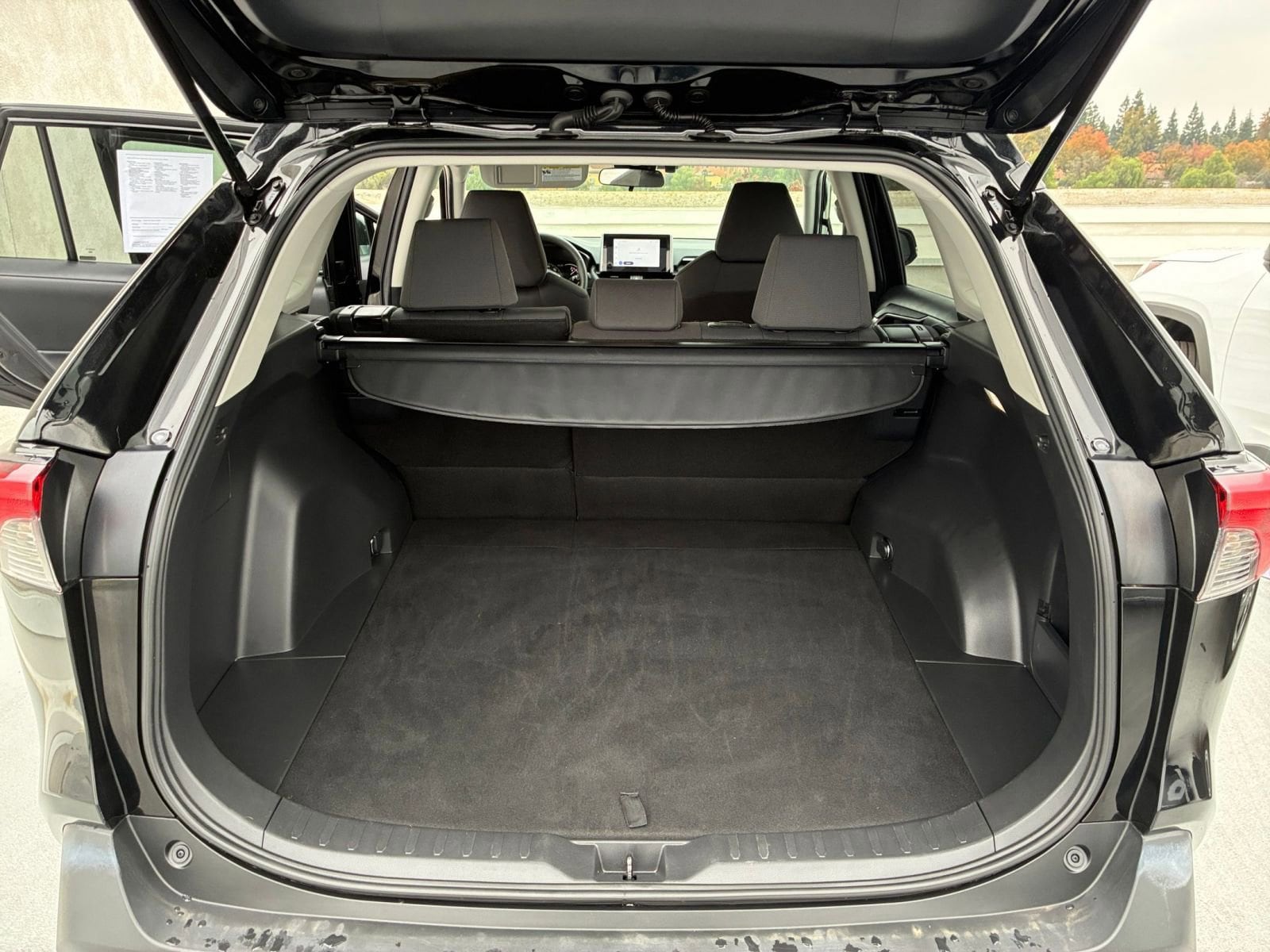 Thumbnail: 2025 Toyota RAV4 - 31