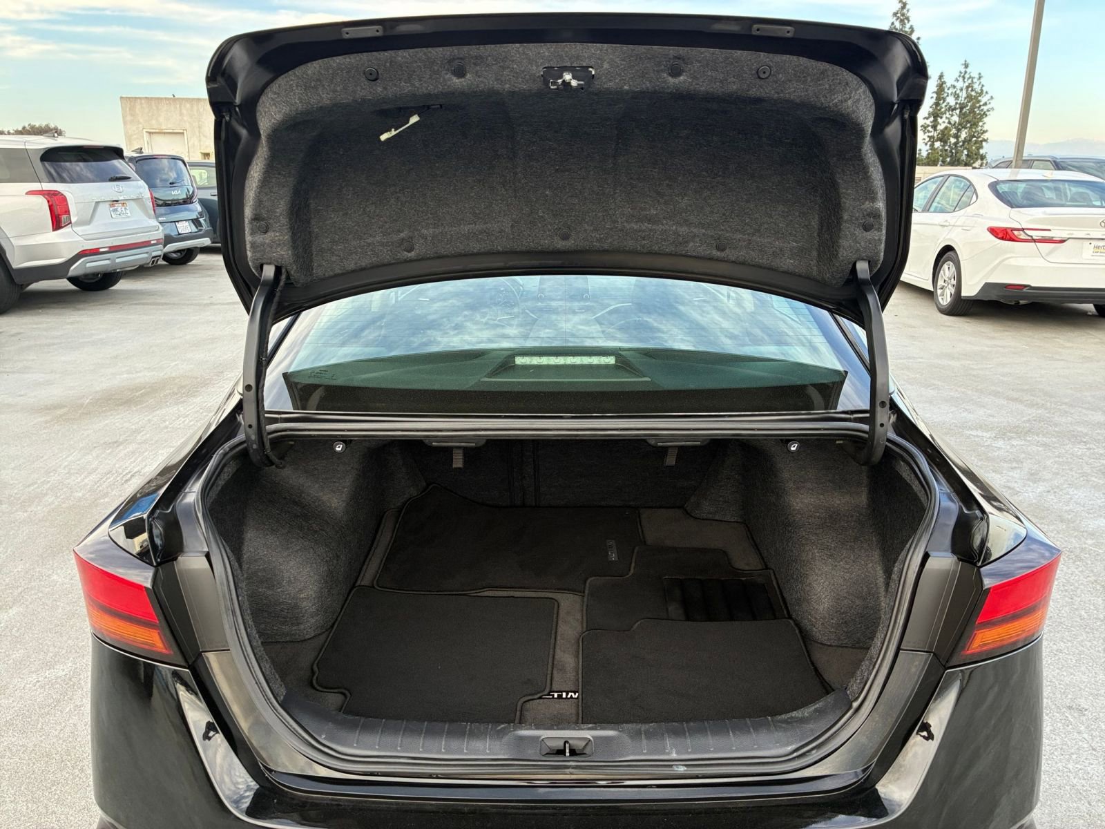 Thumbnail: 2025 Nissan Altima - 31