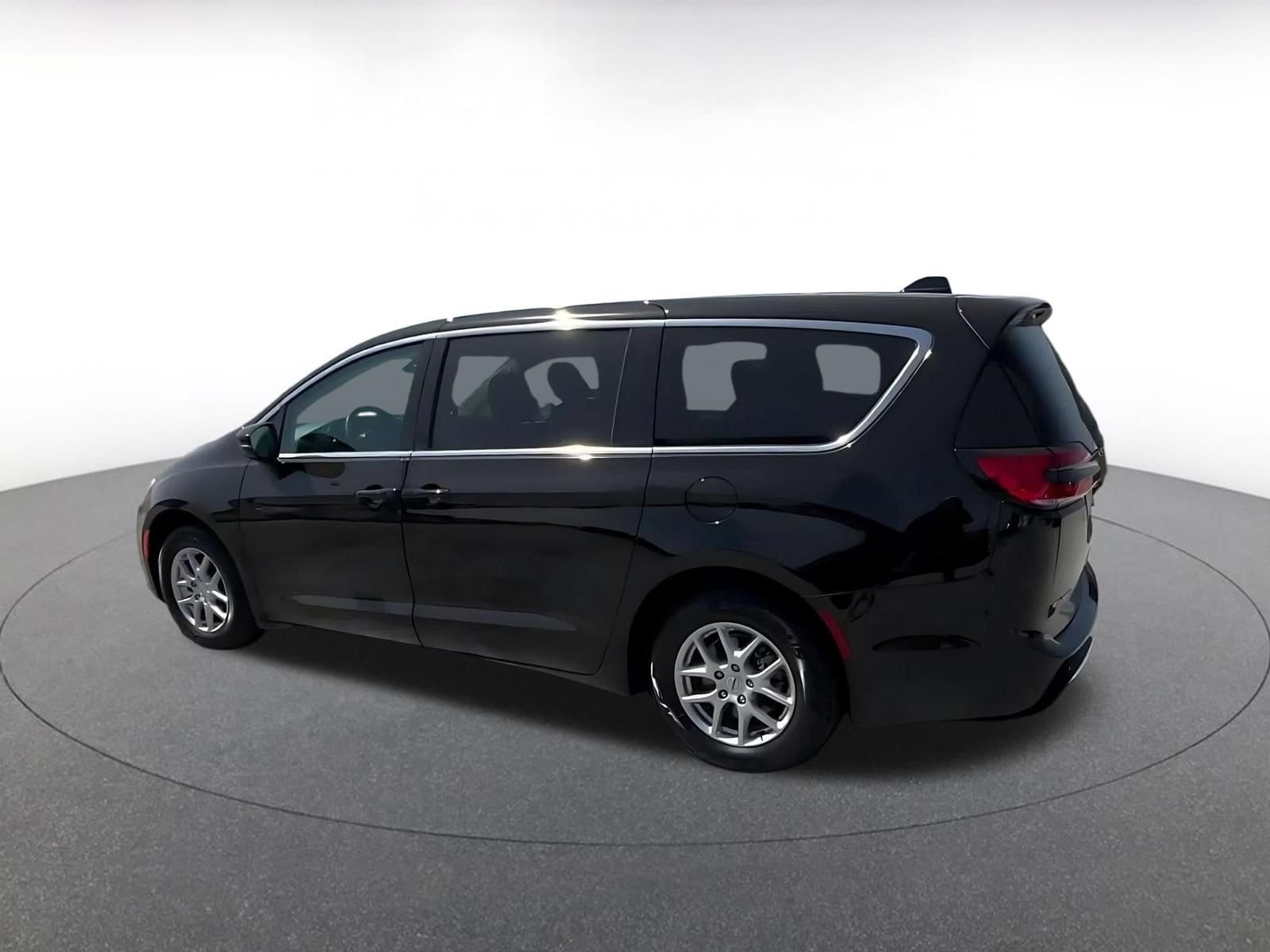 Thumbnail: 2024 Chrysler Pacifica - 9