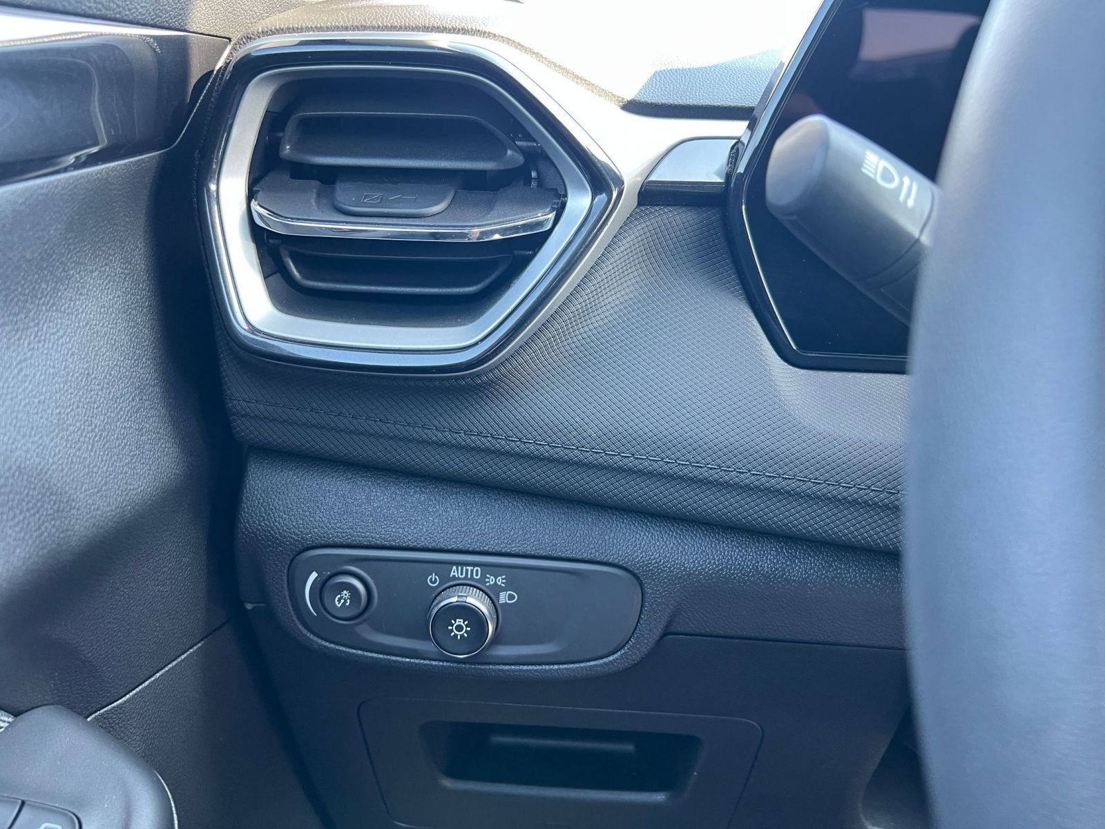 Thumbnail: 2025 Chevrolet TrailBlazer - 32