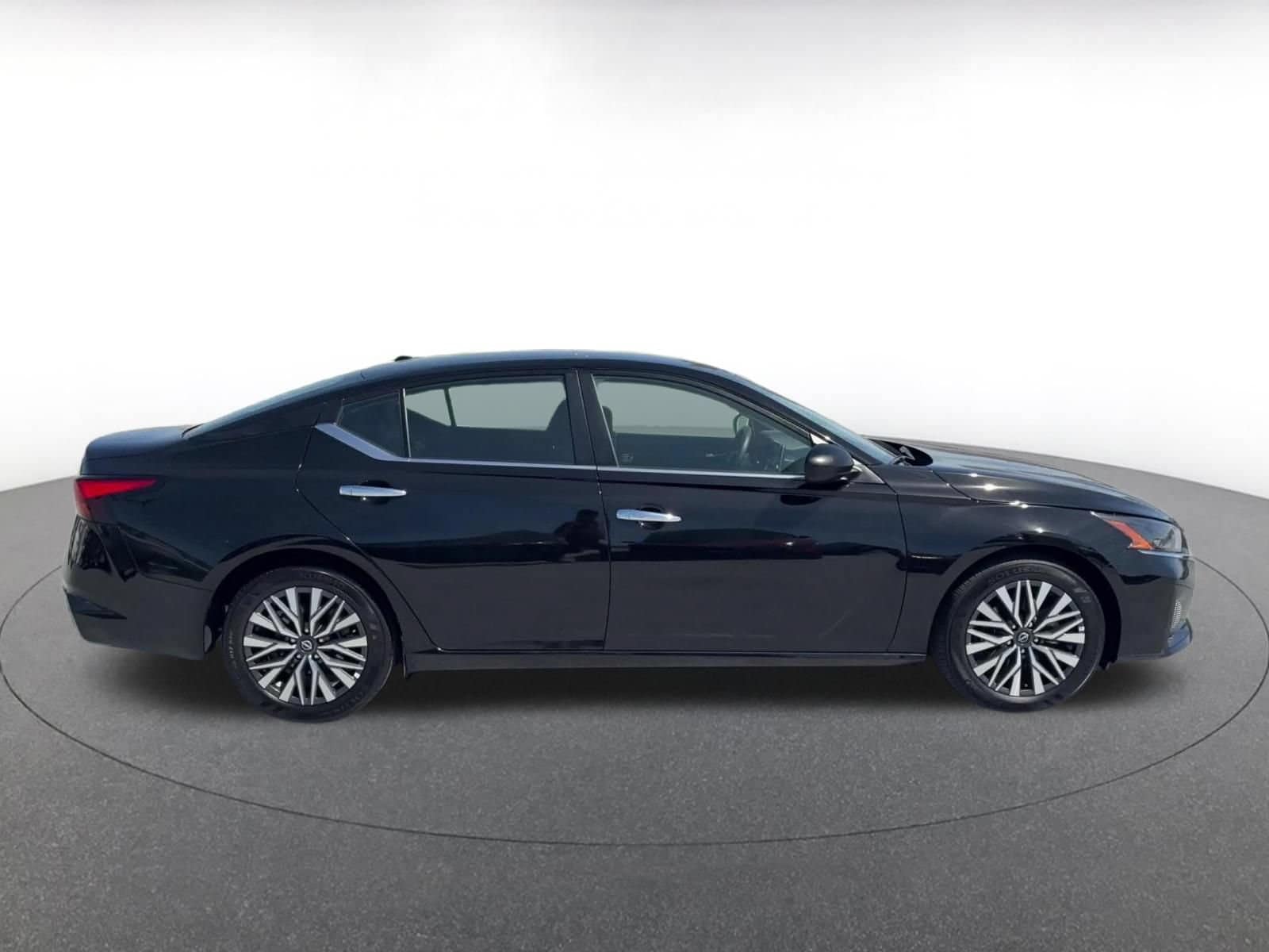 2025 Nissan Altima SV - Photo 14