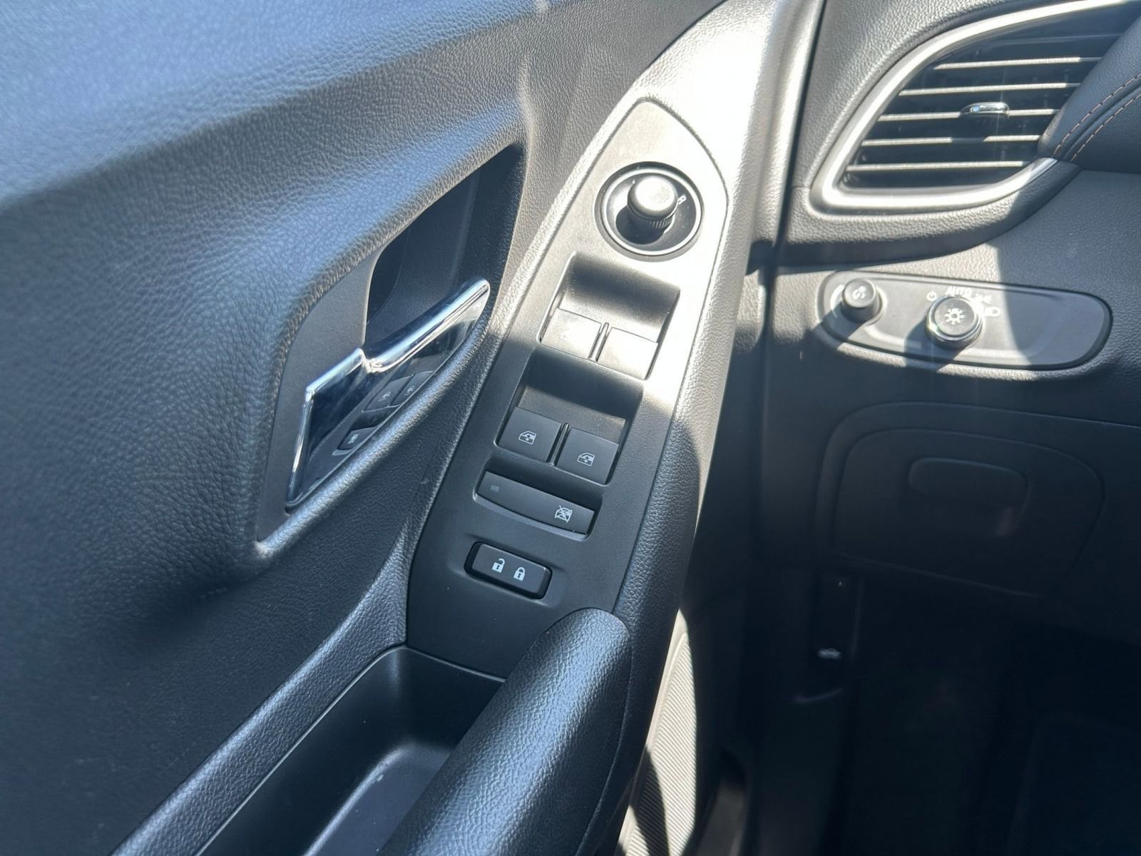 Thumbnail: 2022 Chevrolet Trax - 20