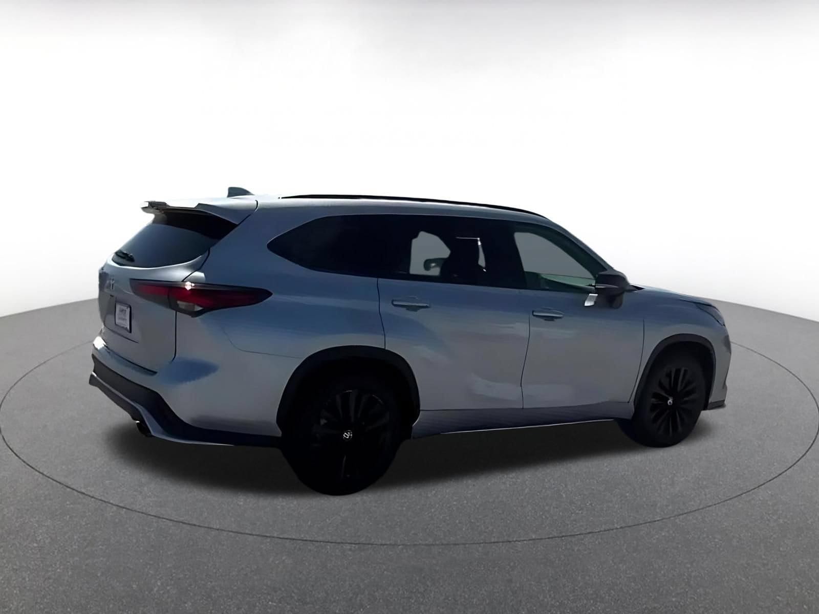 Thumbnail: 2024 Toyota Highlander - 15
