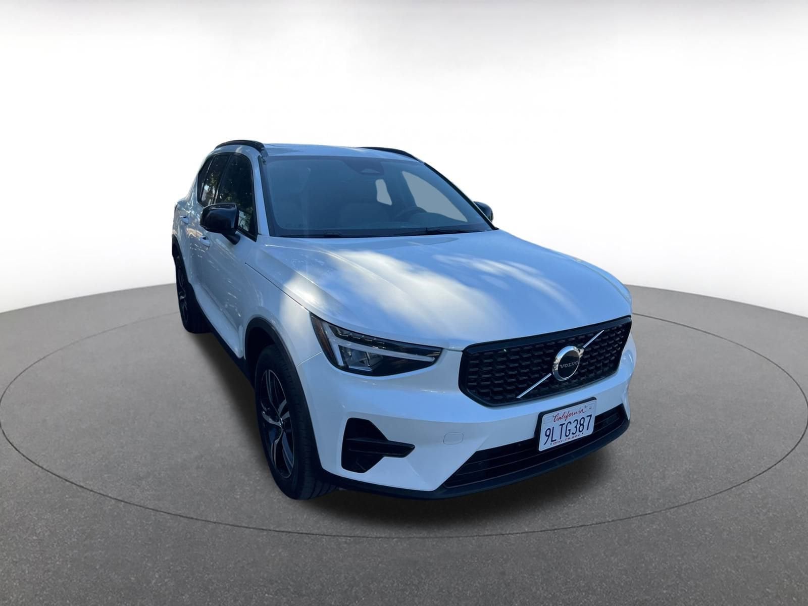 Thumbnail: 2024 Volvo XC40 - 1