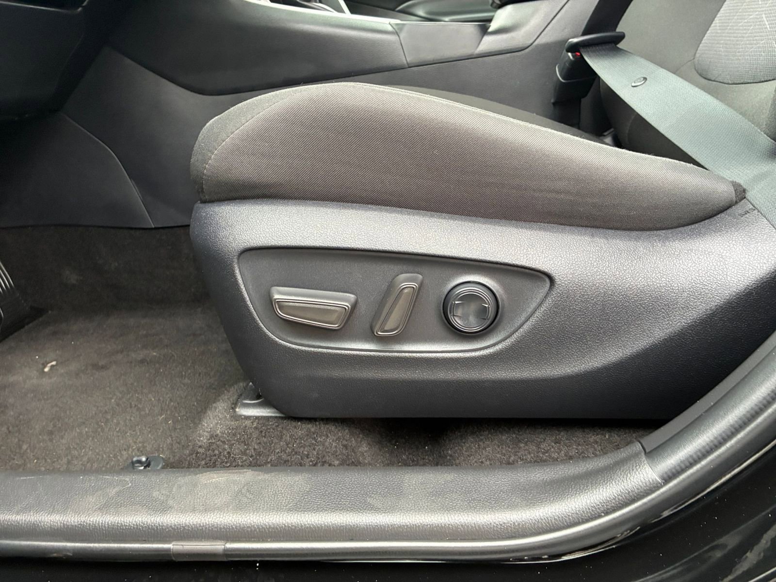 Thumbnail: 2025 Toyota RAV4 - 23