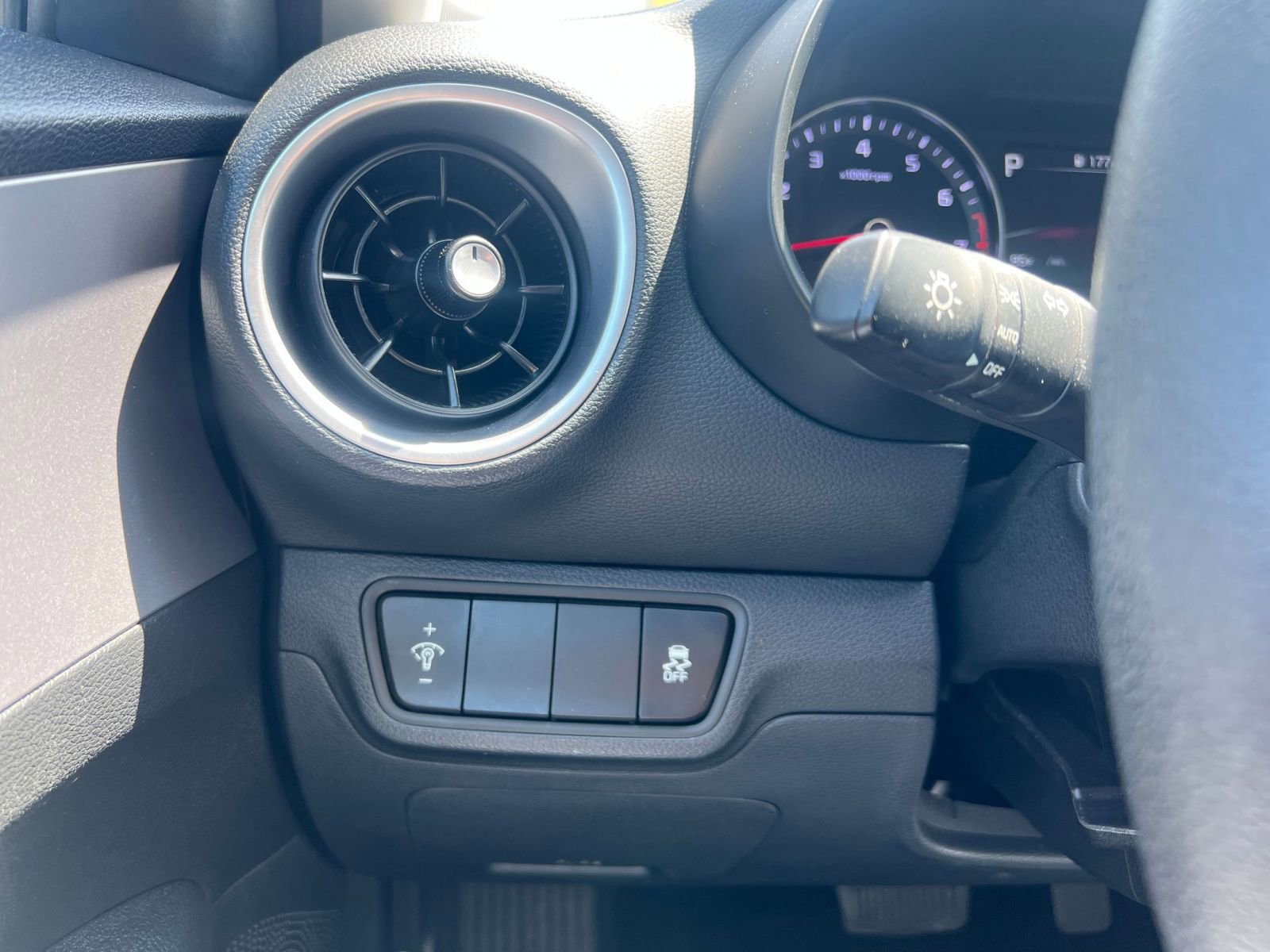 Thumbnail: 2024 Kia Forte - 32