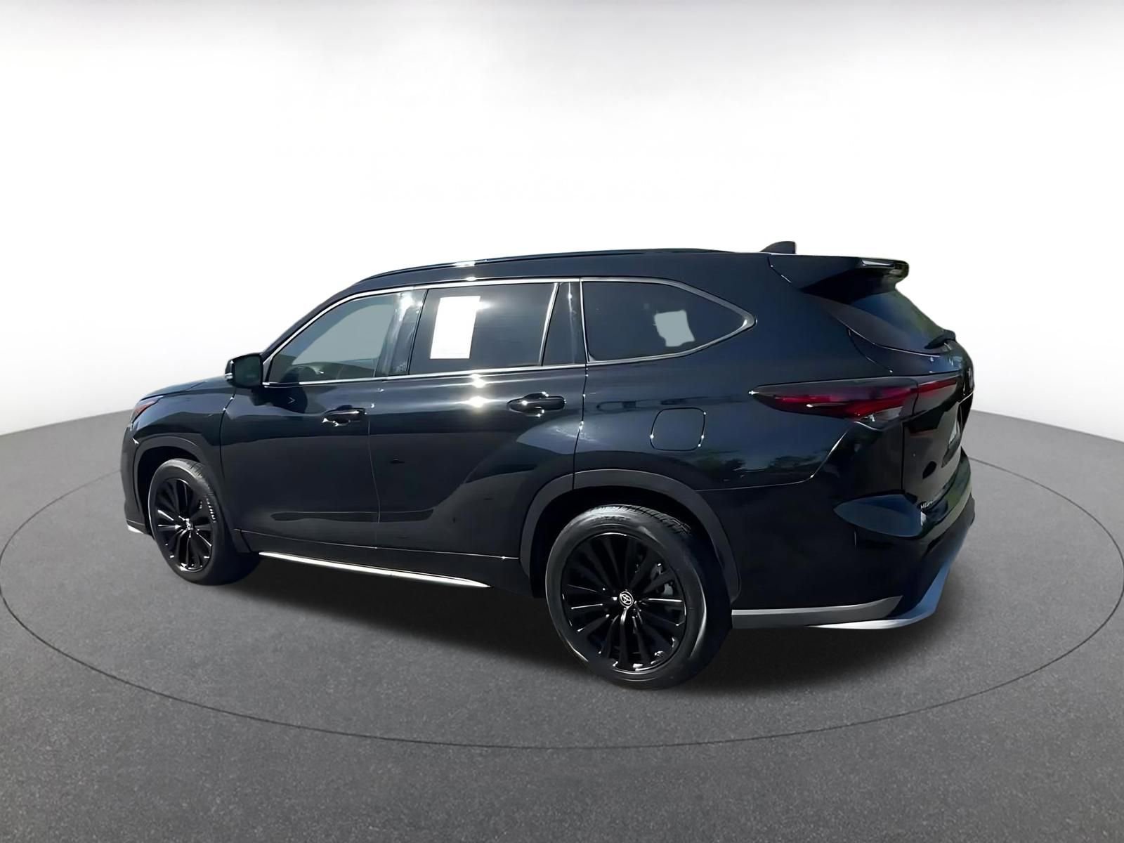 Thumbnail: 2024 Toyota Highlander - 10