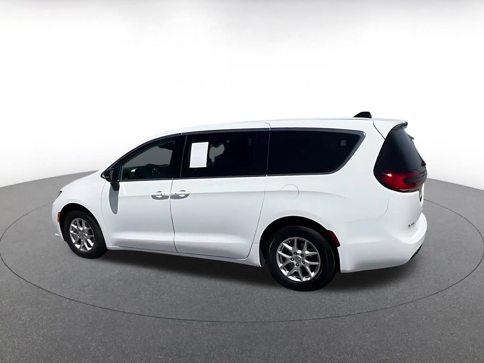 Thumbnail: 2024 Chrysler Pacifica - 8