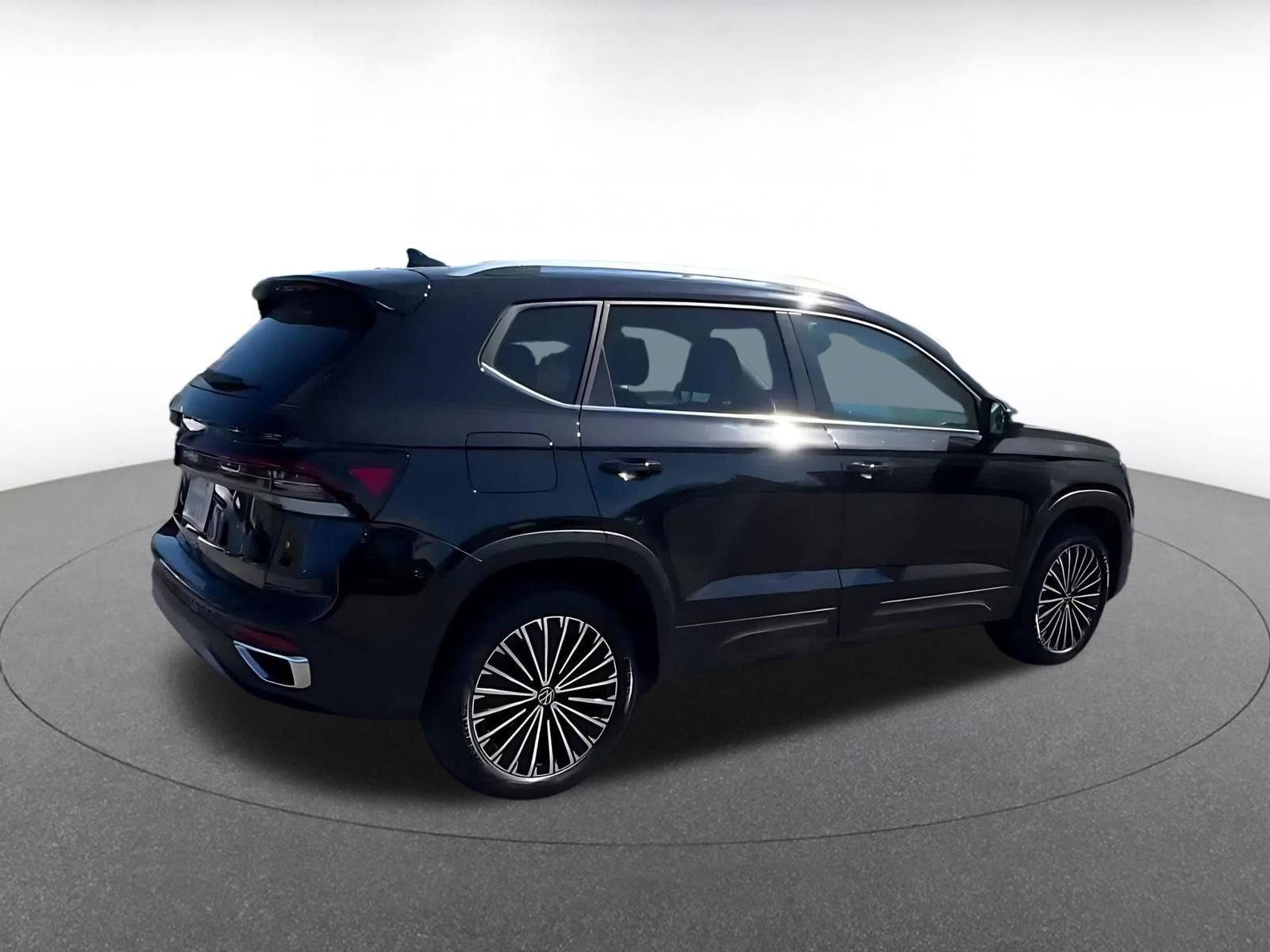 Thumbnail: 2025 Volkswagen Taos - 14