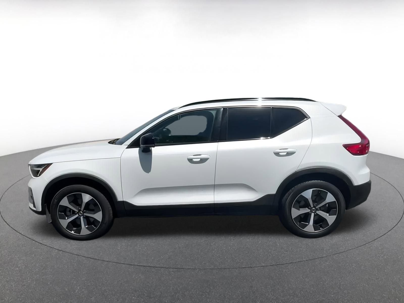 Thumbnail: 2024 Volvo XC40 - 9