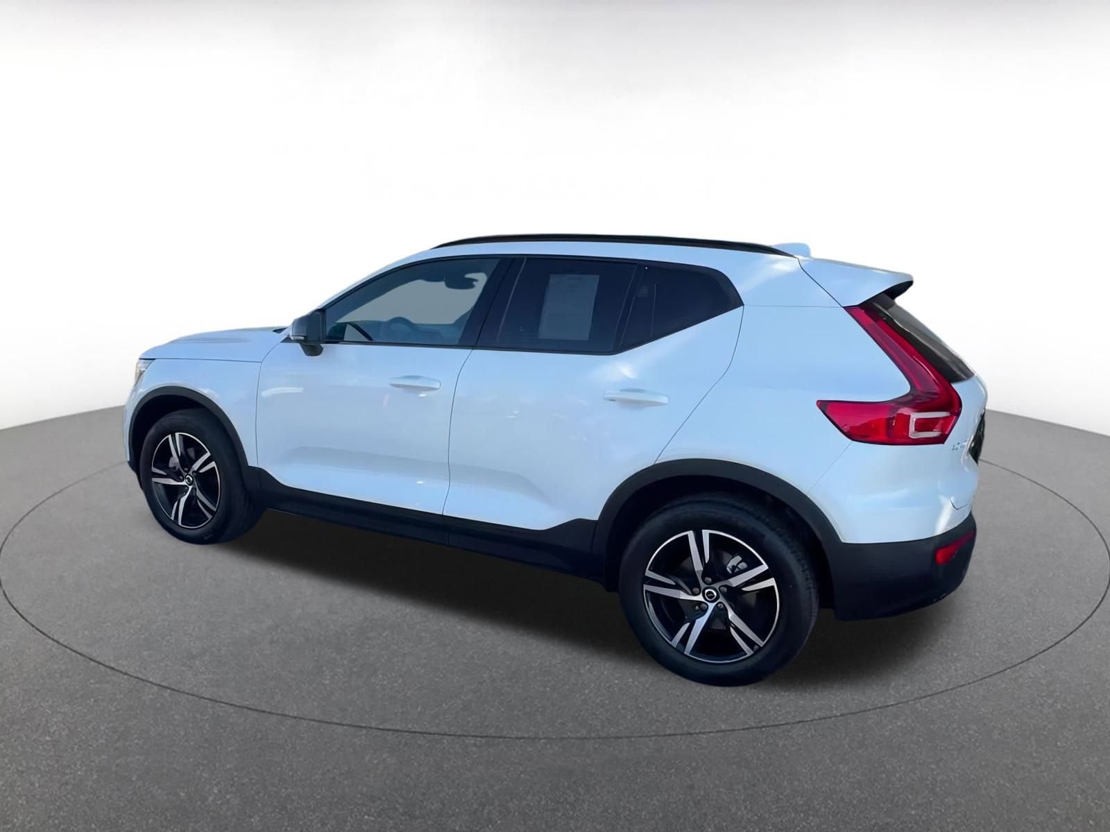 Thumbnail: 2024 Volvo XC40 - 10