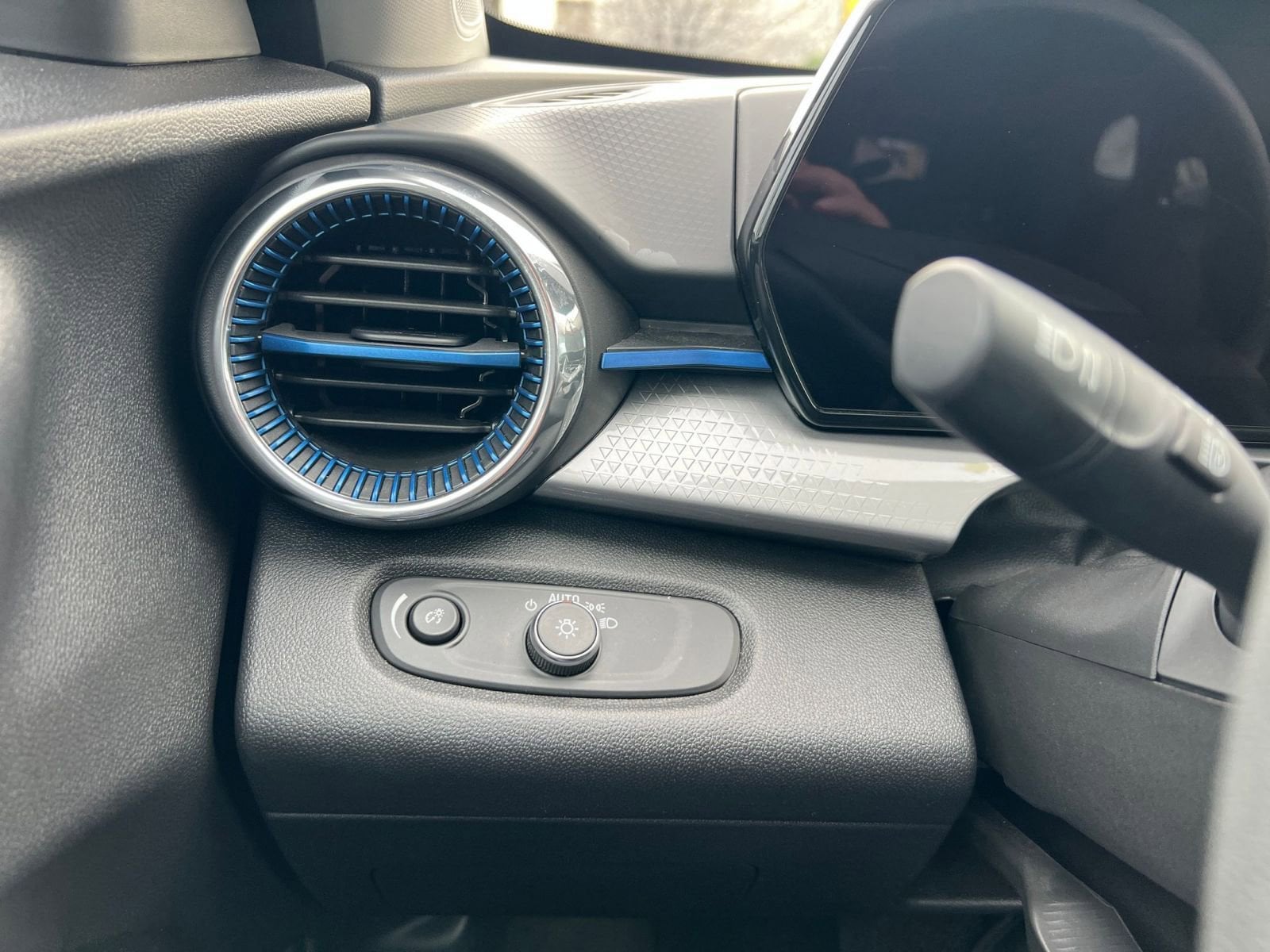 Thumbnail: 2025 Chevrolet Trax - 32