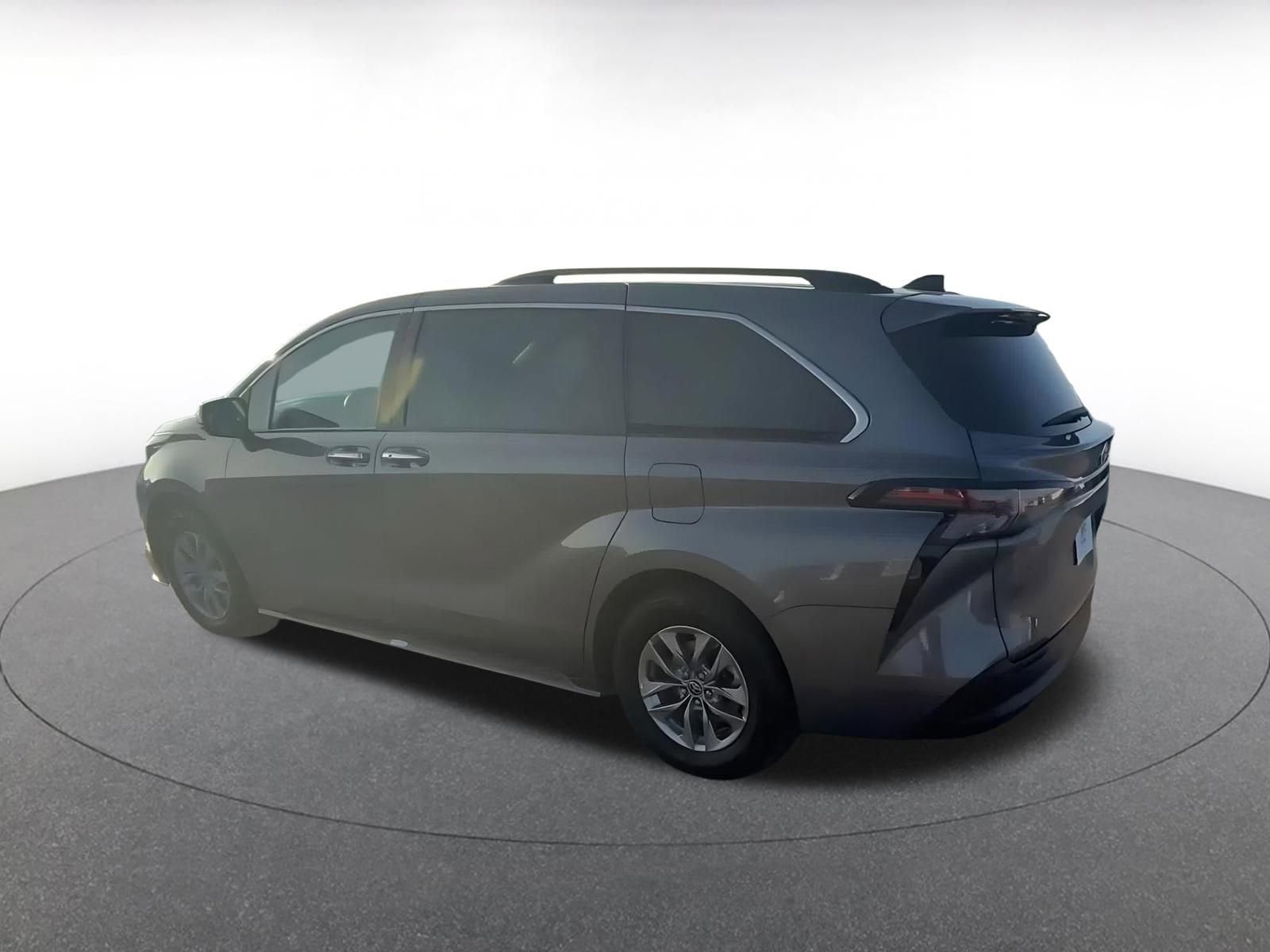 Thumbnail: 2024 Toyota Sienna - 9
