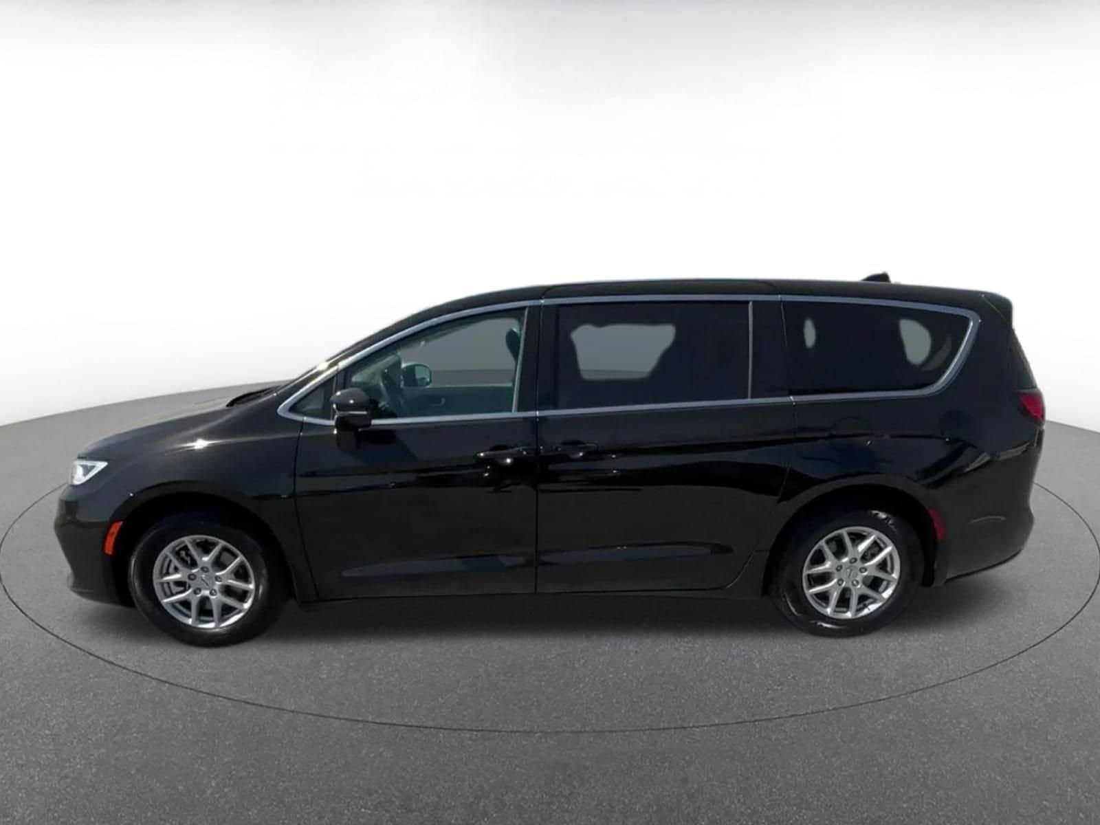 Thumbnail: 2024 Chrysler Pacifica - 8