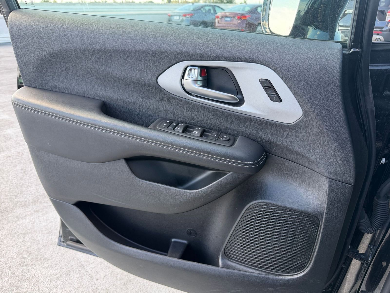 Thumbnail: 2025 Chrysler Pacifica - 18