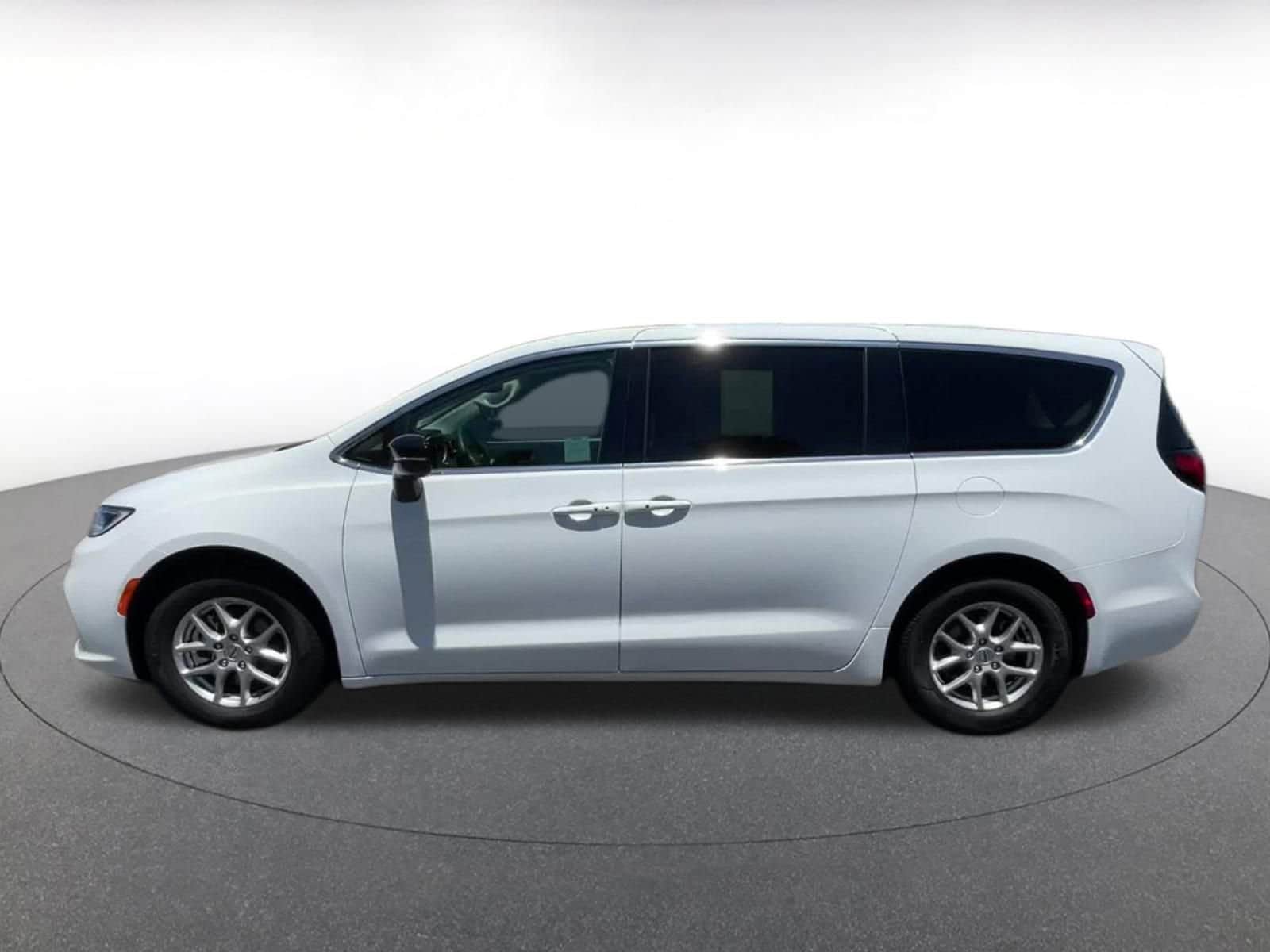 Thumbnail: 2024 Chrysler Pacifica - 8