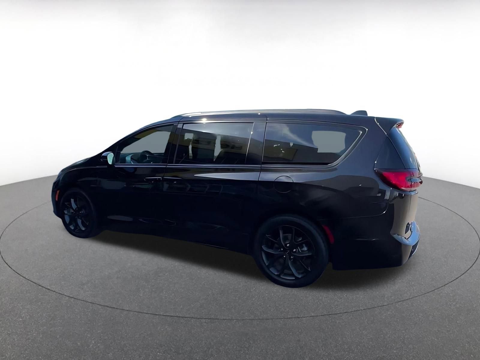 Thumbnail: 2025 Chrysler Pacifica - 10