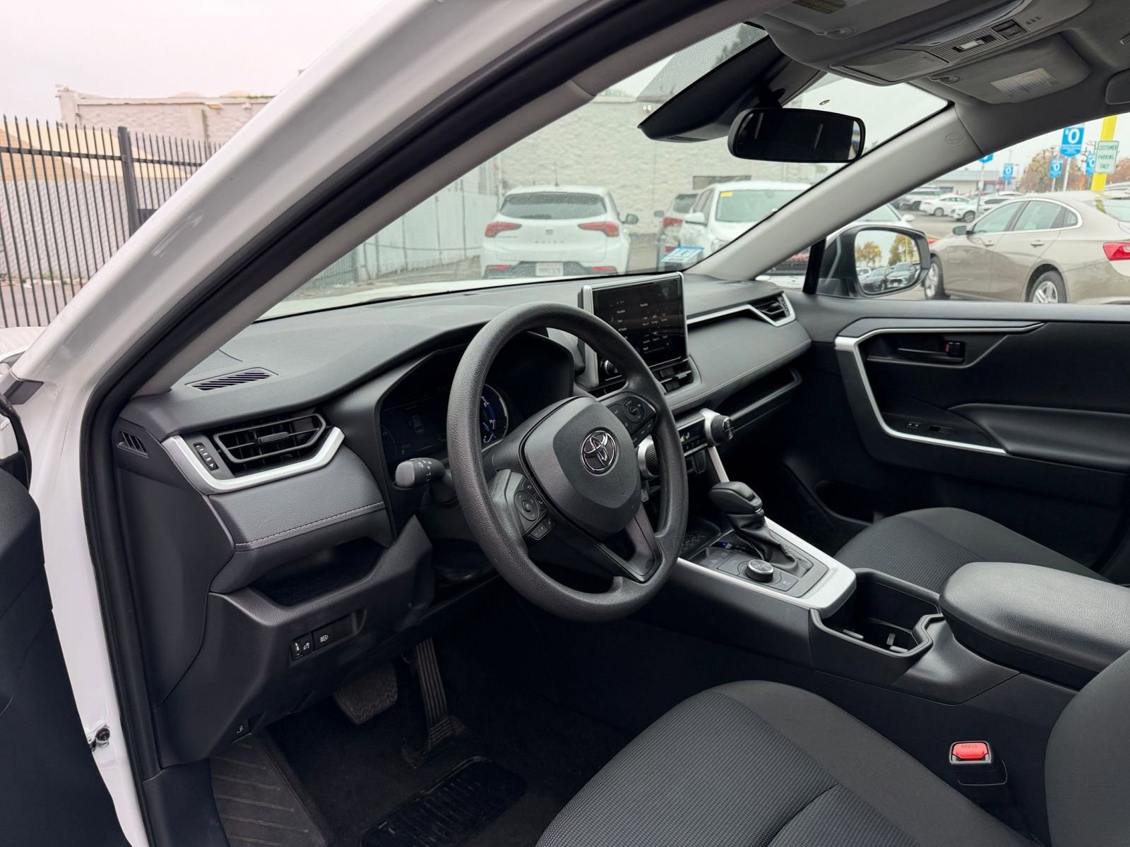 Thumbnail: 2025 Toyota RAV4 - 32