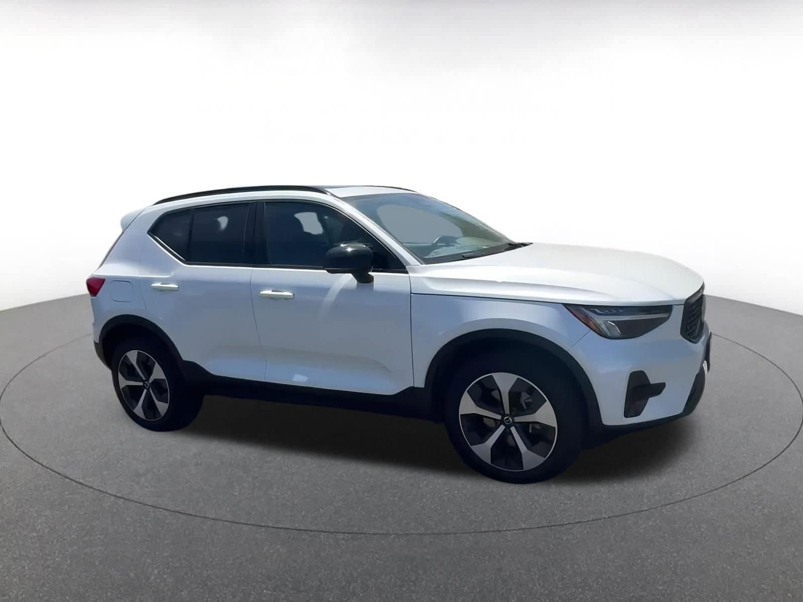 Thumbnail: 2024 Volvo XC40 - 2