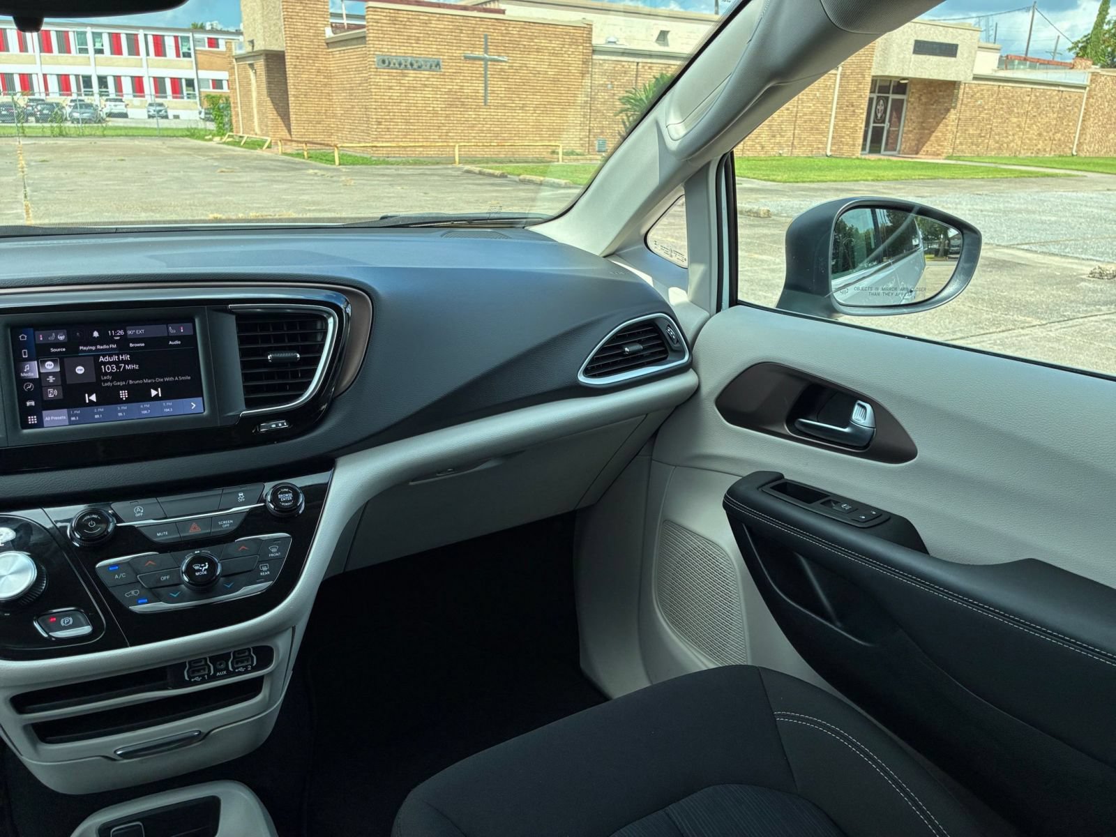 Thumbnail: 2024 Chrysler Voyager - 32
