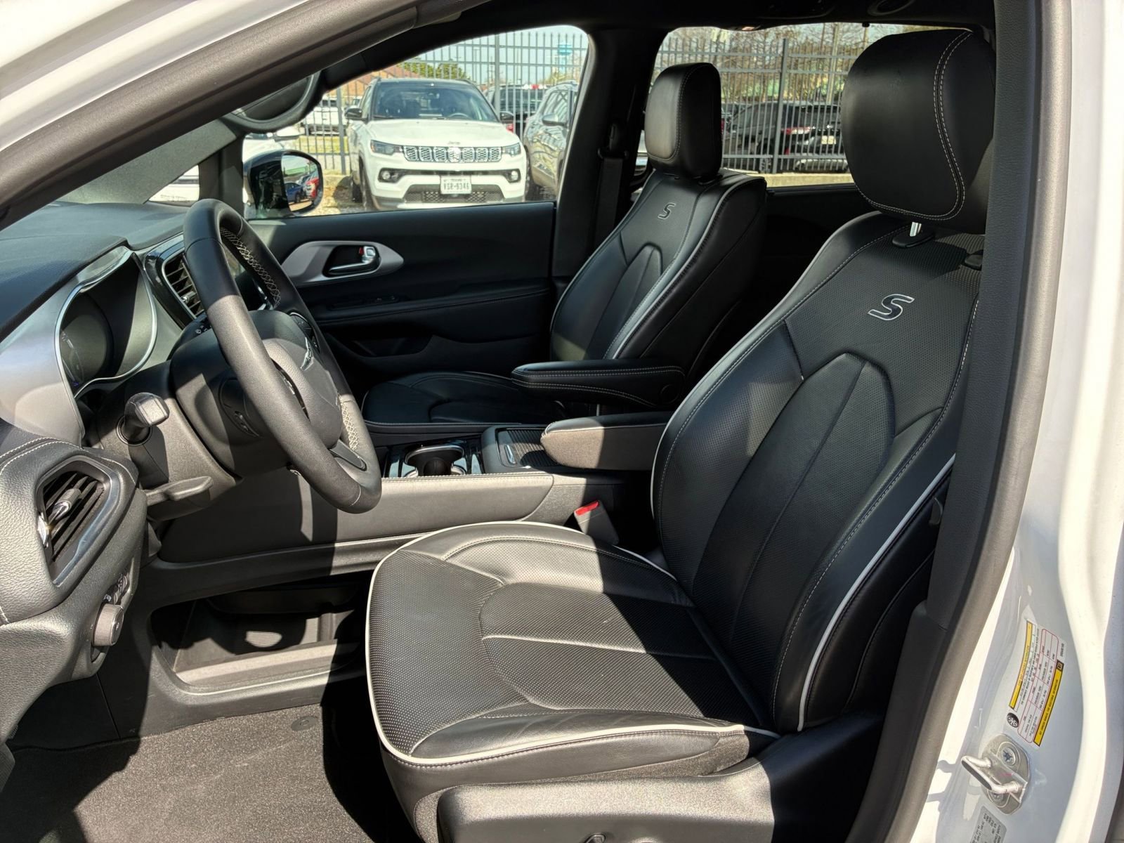 Thumbnail: 2025 Chrysler Pacifica - 30