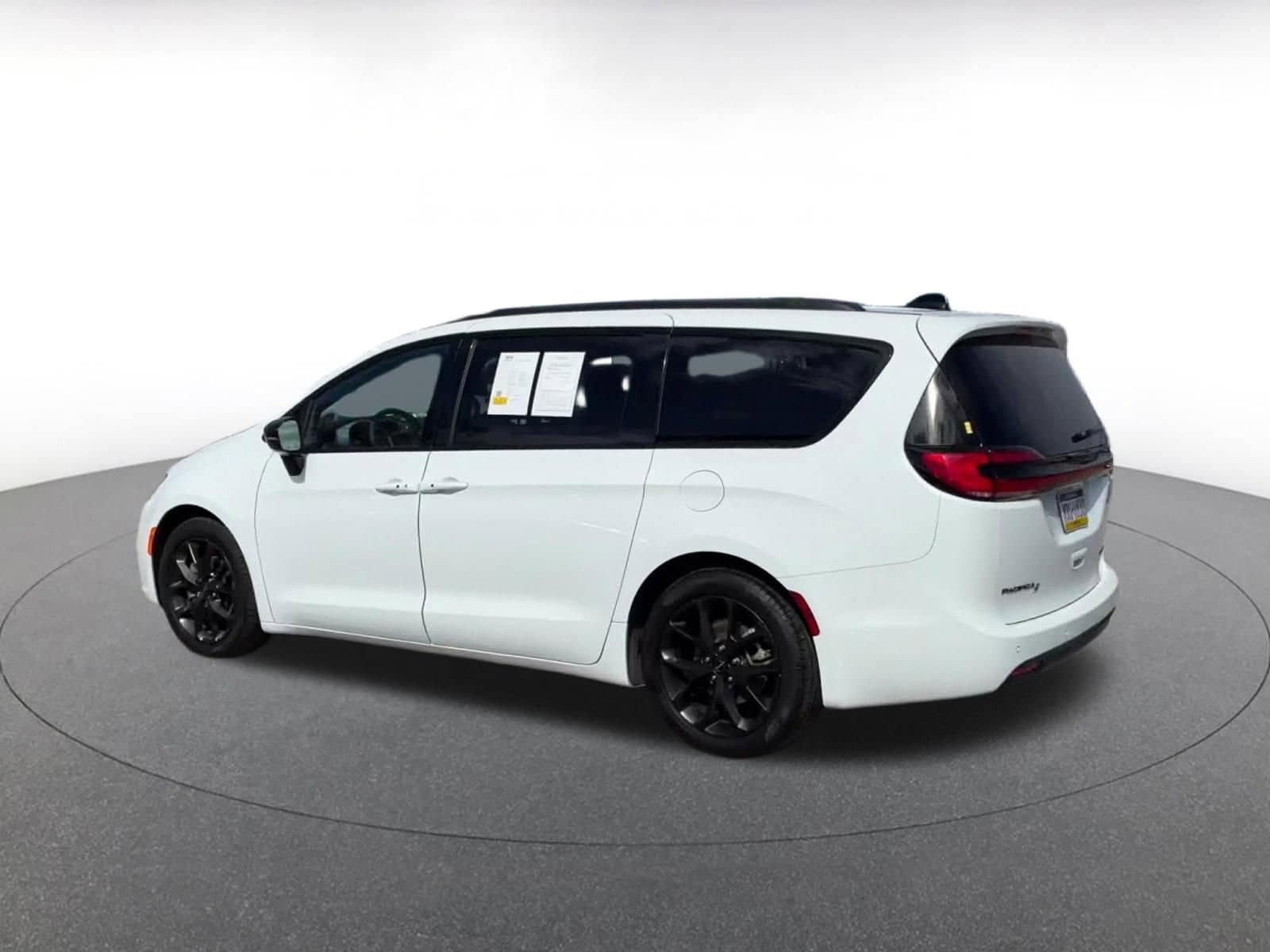 Thumbnail: 2025 Chrysler Pacifica - 10