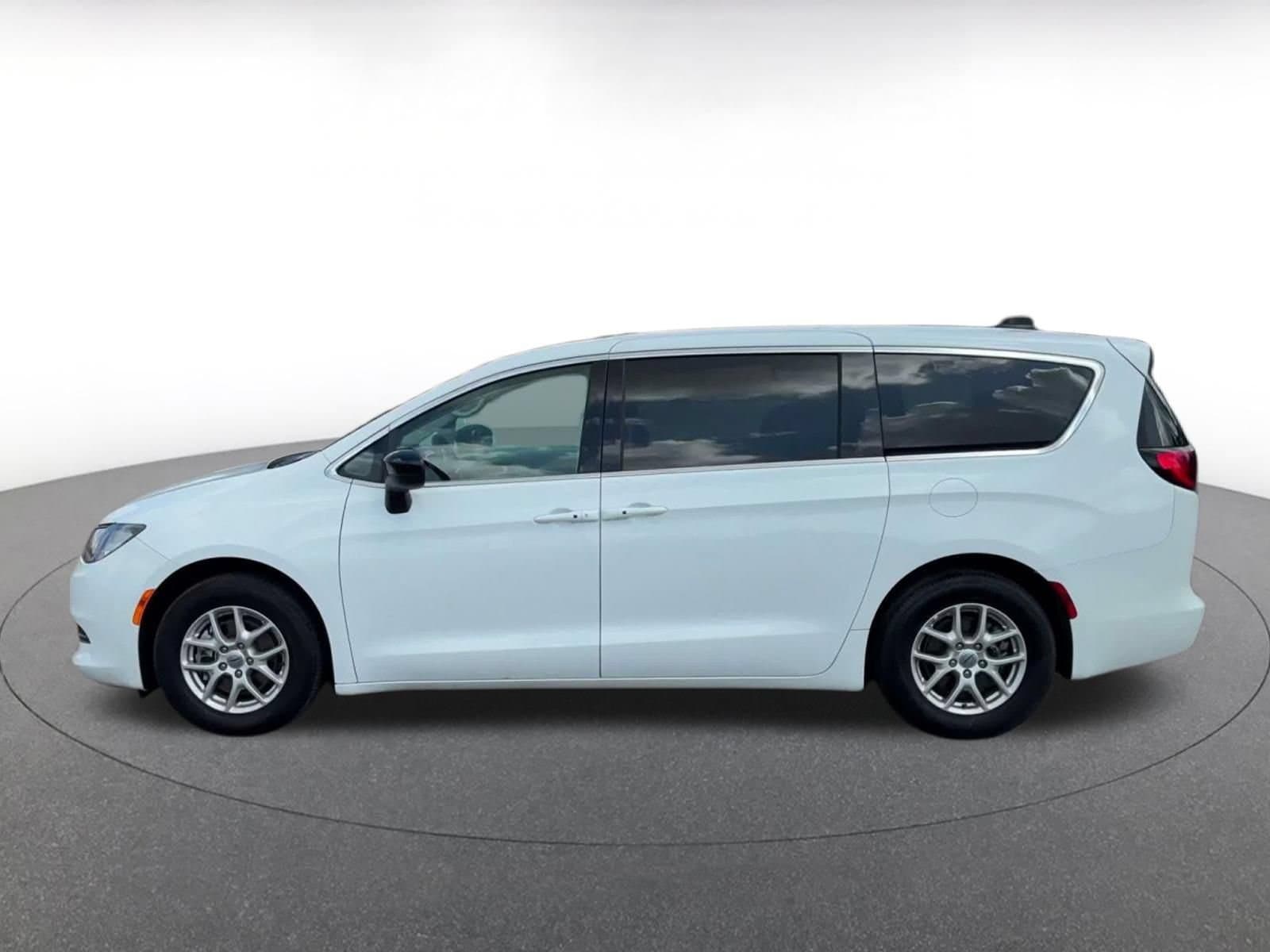 Thumbnail: 2024 Chrysler Voyager - 9