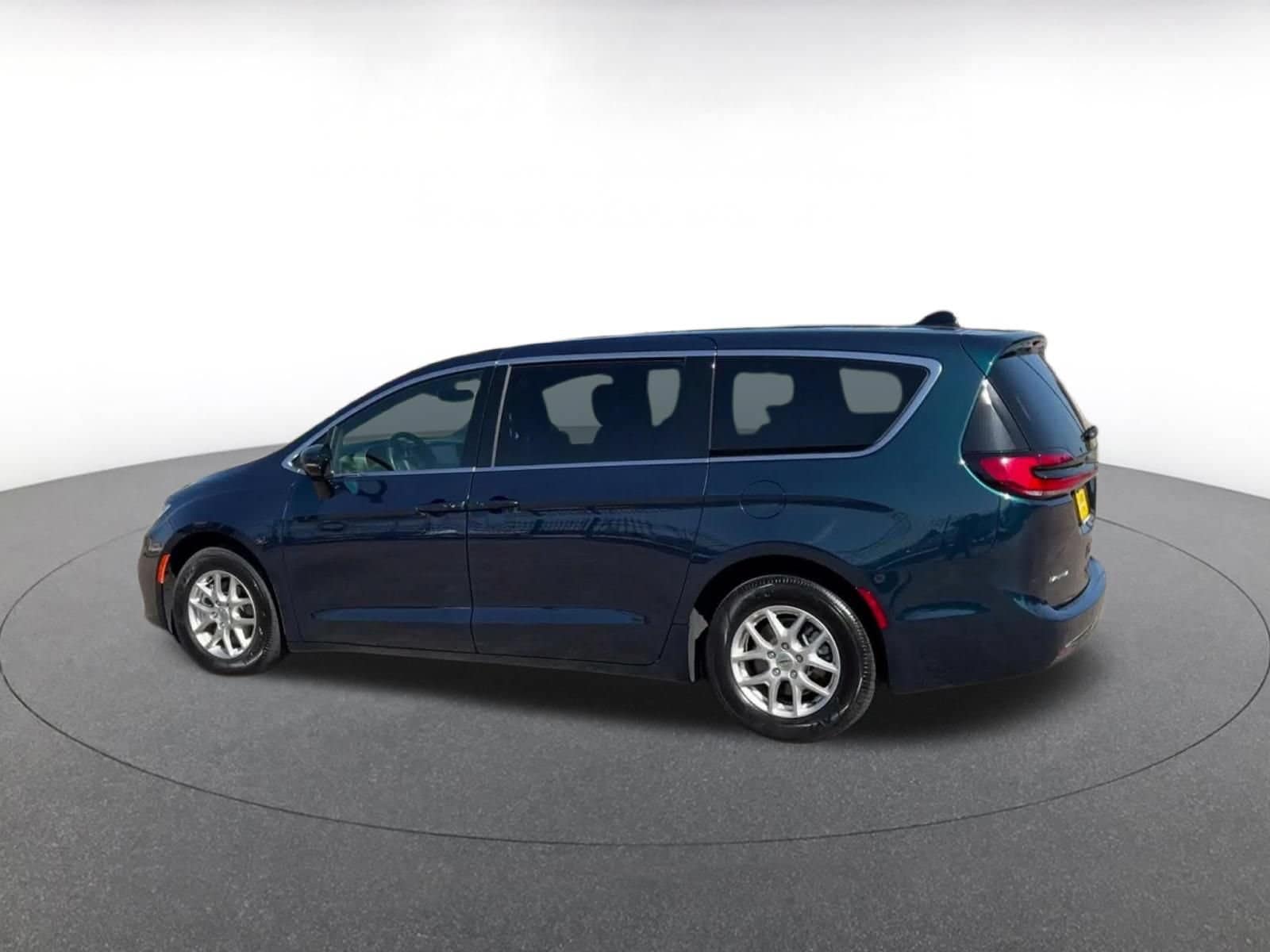 Thumbnail: 2025 Chrysler Pacifica - 8