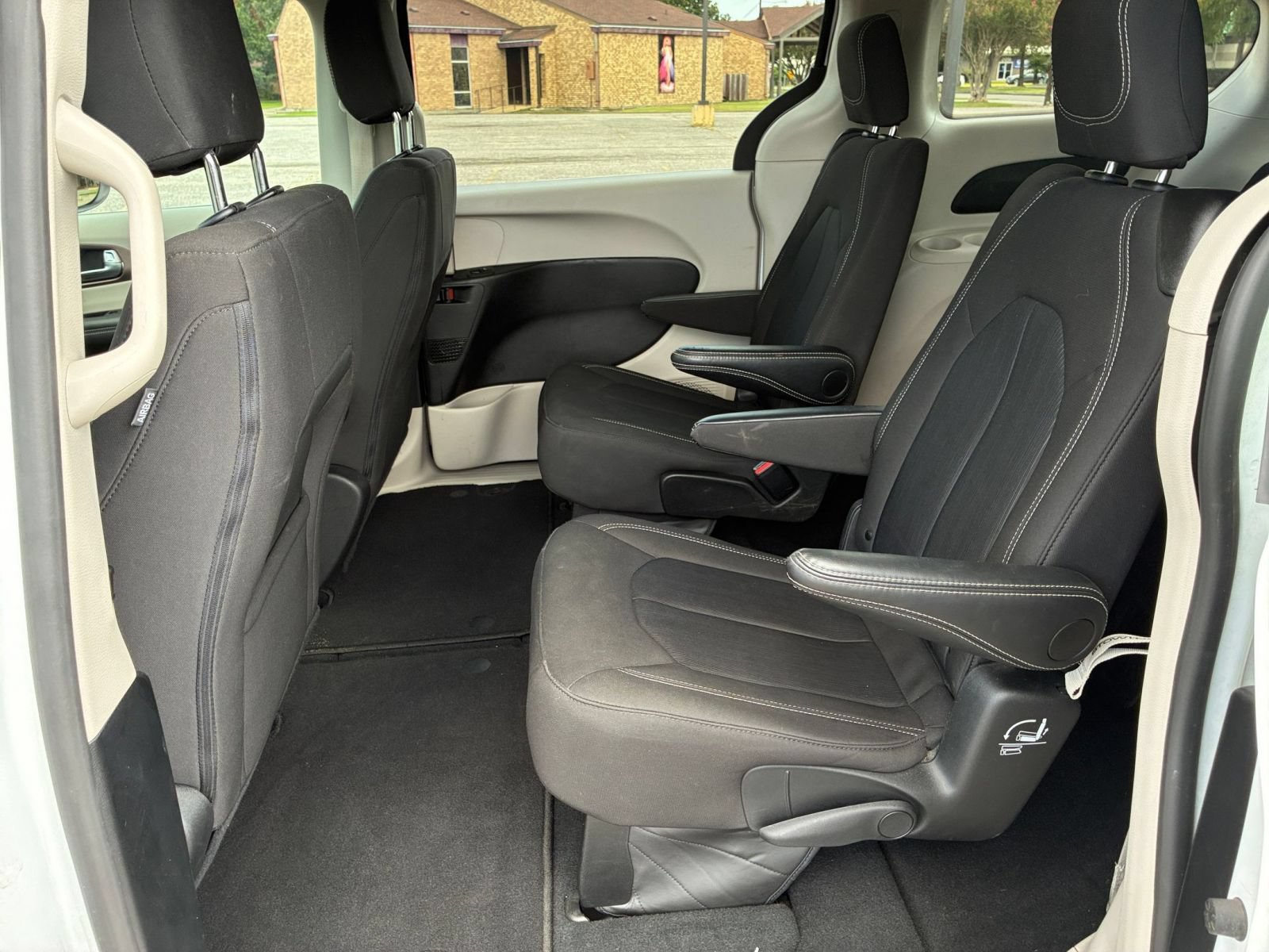 Thumbnail: 2024 Chrysler Voyager - 27