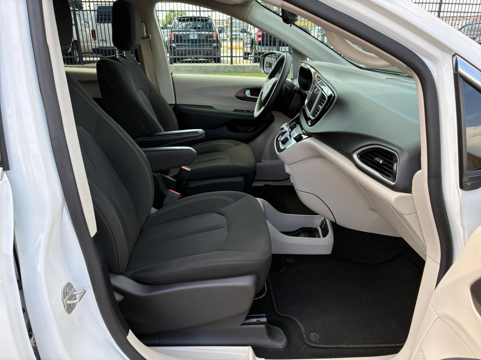 Thumbnail: 2024 Chrysler Voyager - 33