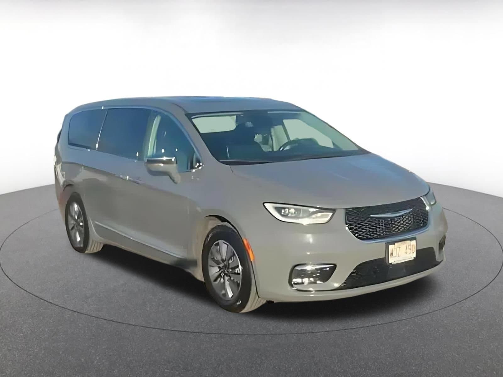 Thumbnail: 2022 Chrysler Pacifica - 3