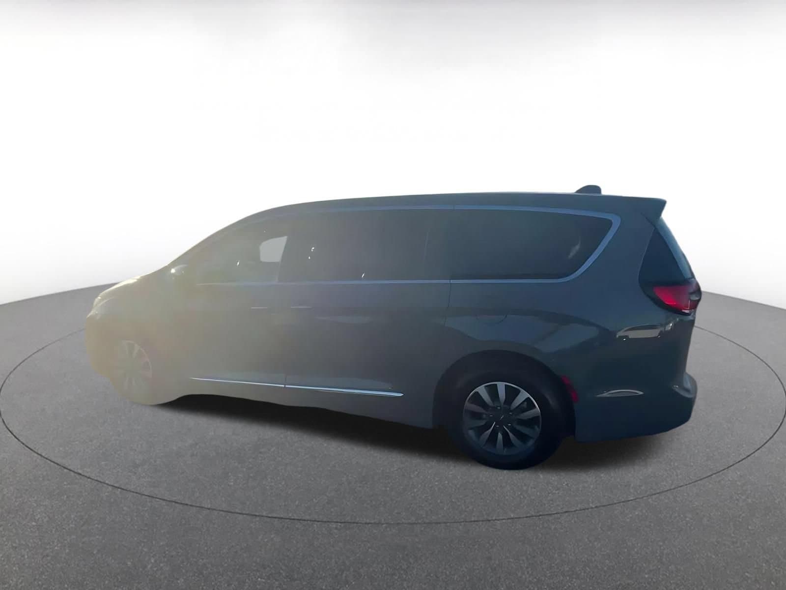 Thumbnail: 2022 Chrysler Pacifica - 10